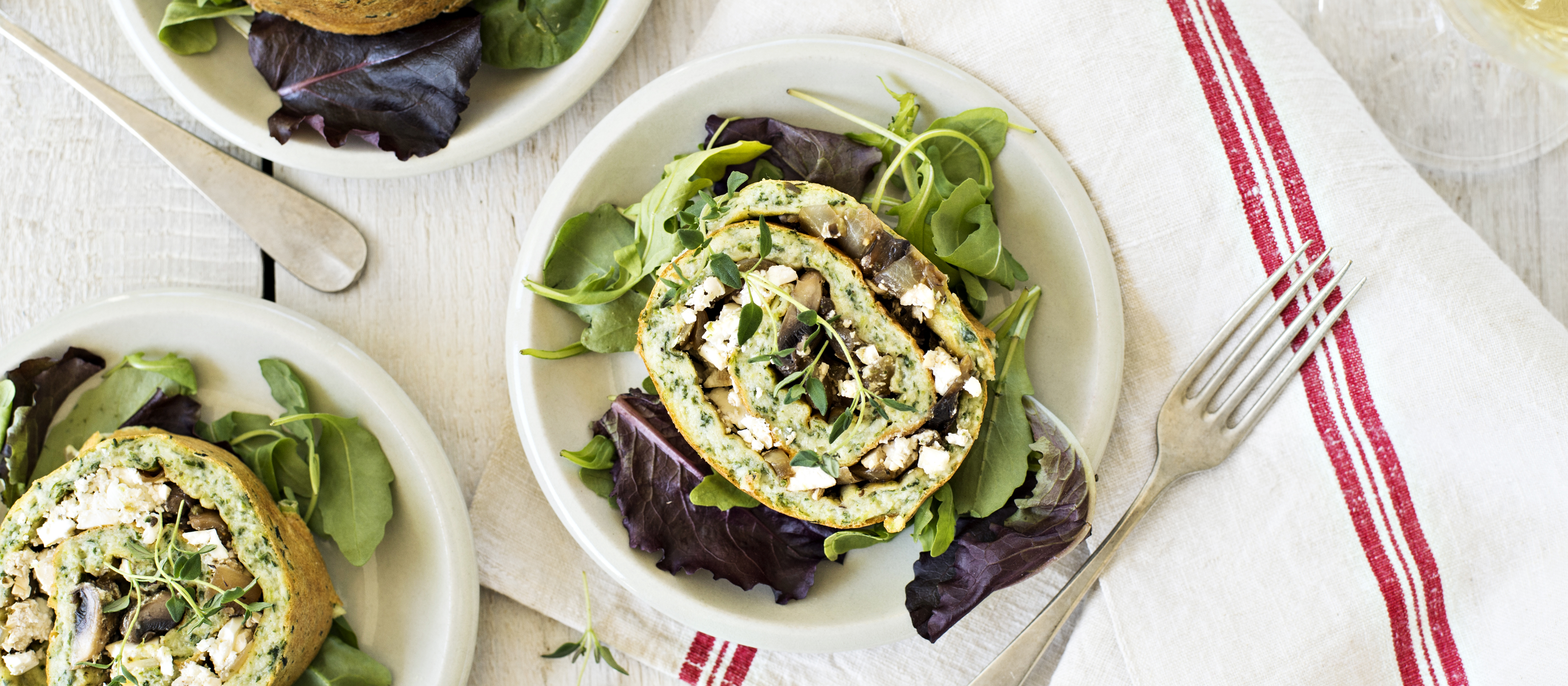 Feta-sienitäytteinen pinaattimunakasrulla