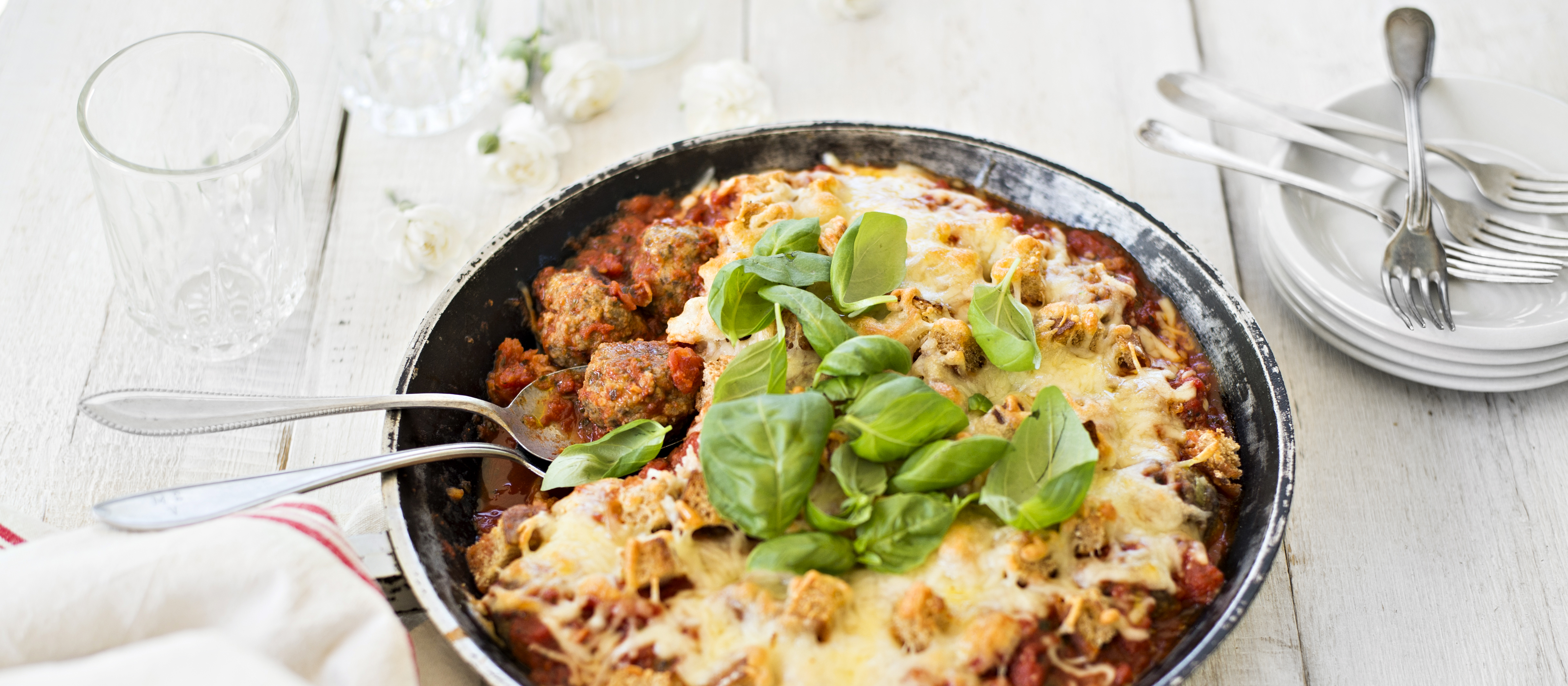 Gratinoidut lihapullat tomaattikastikkeessa