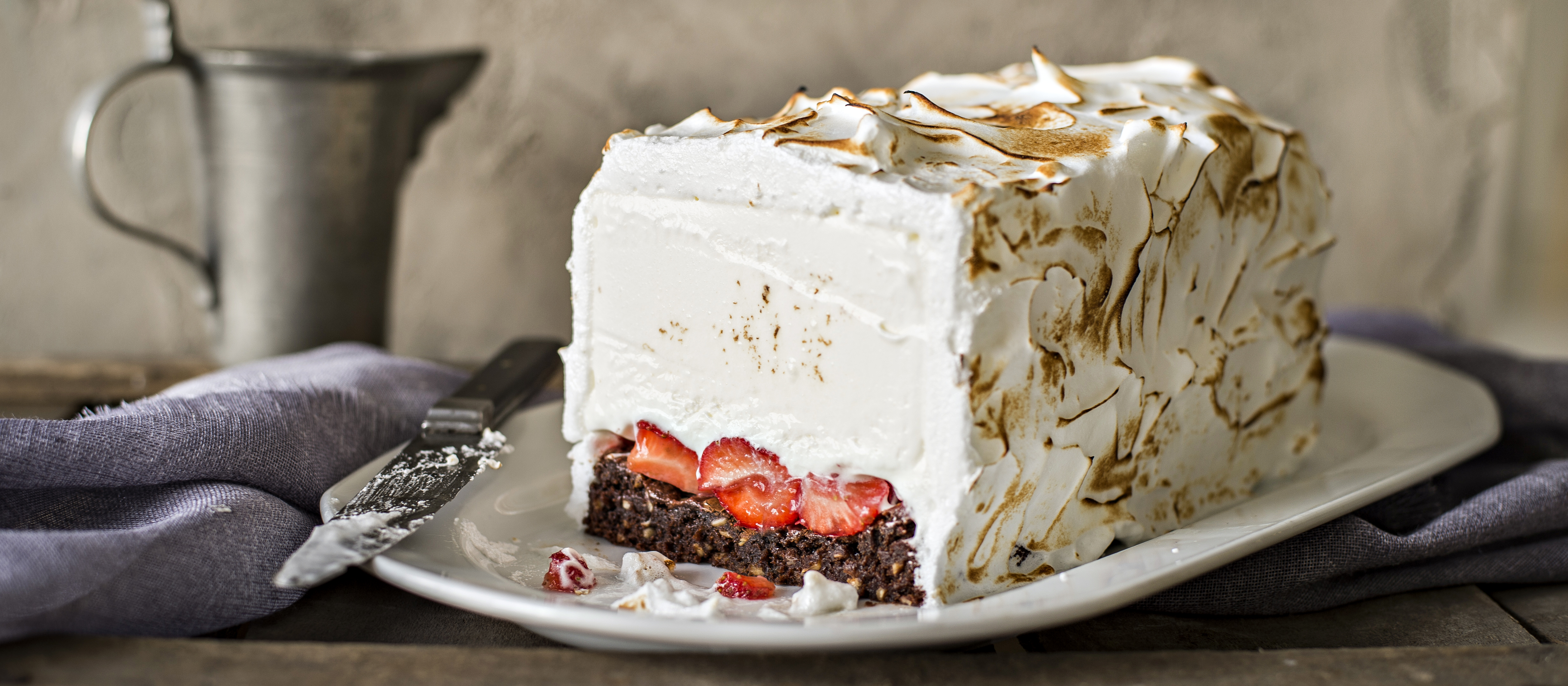 Mansikka-uunijäätelö browniepohjalla