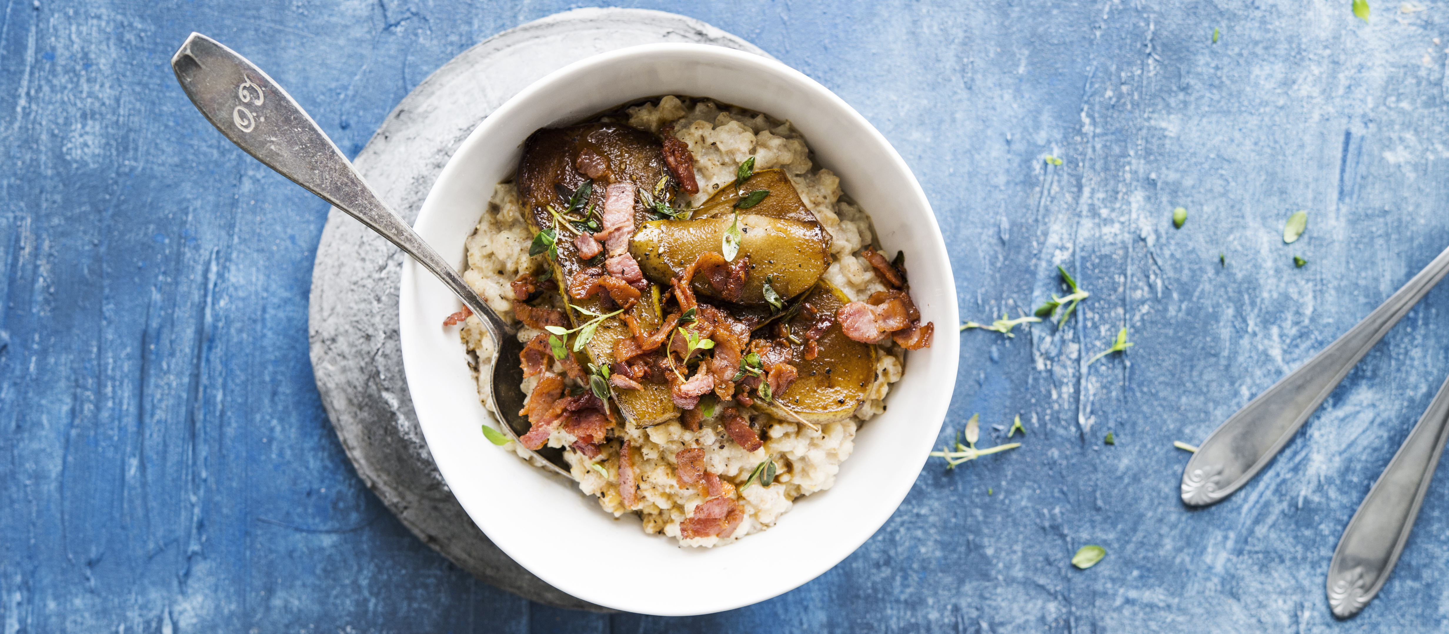 Parmesaani-ohrapuuro ja pekoni-päärynälisäke