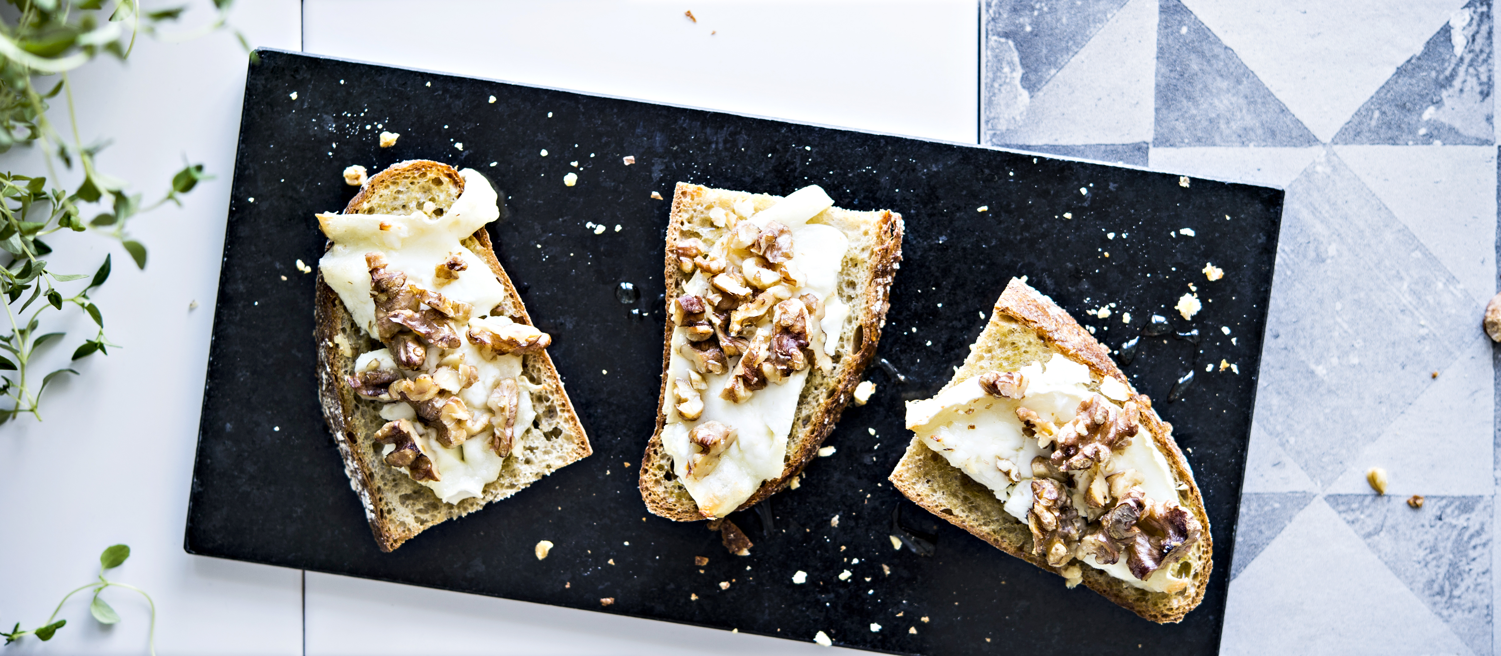 Vuohenjuusto-pähkinäleivät