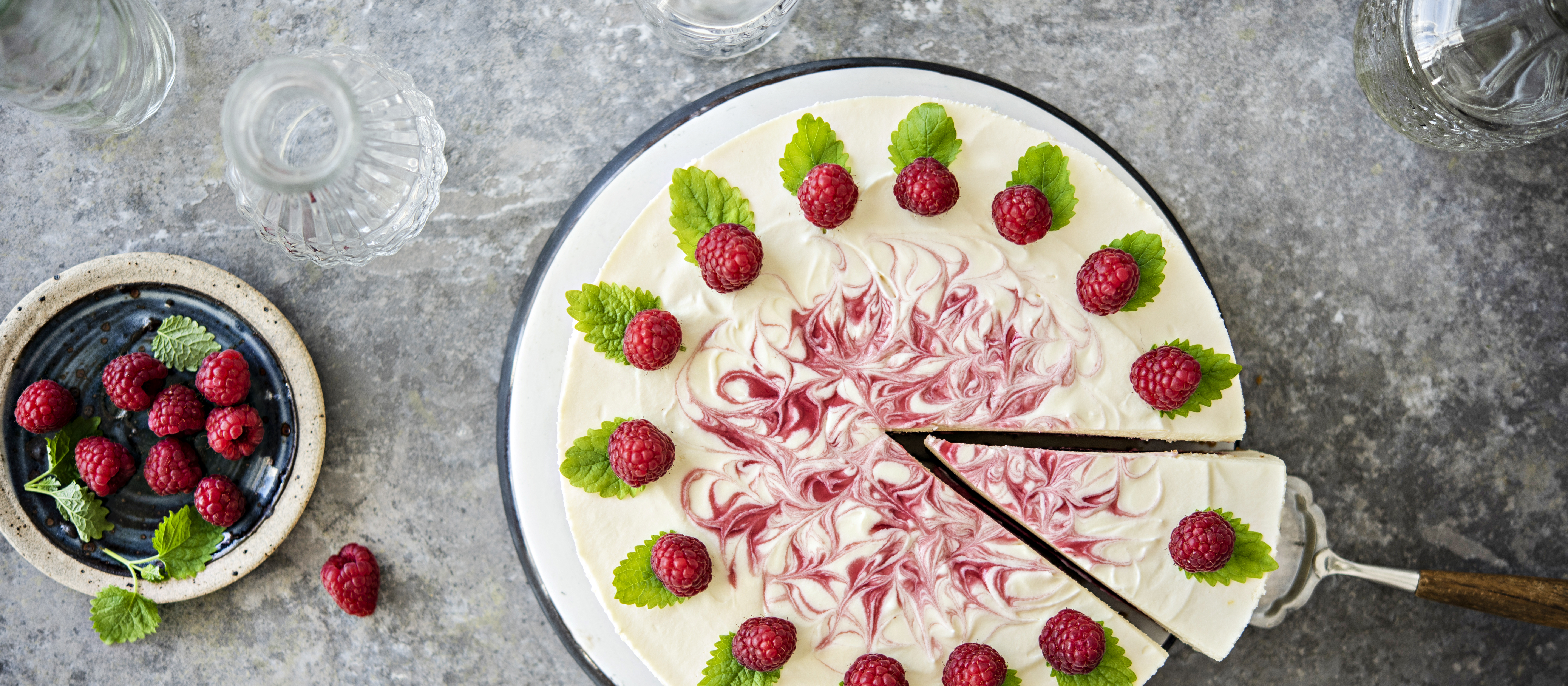 Vadelma-valkosuklaajuustokakku