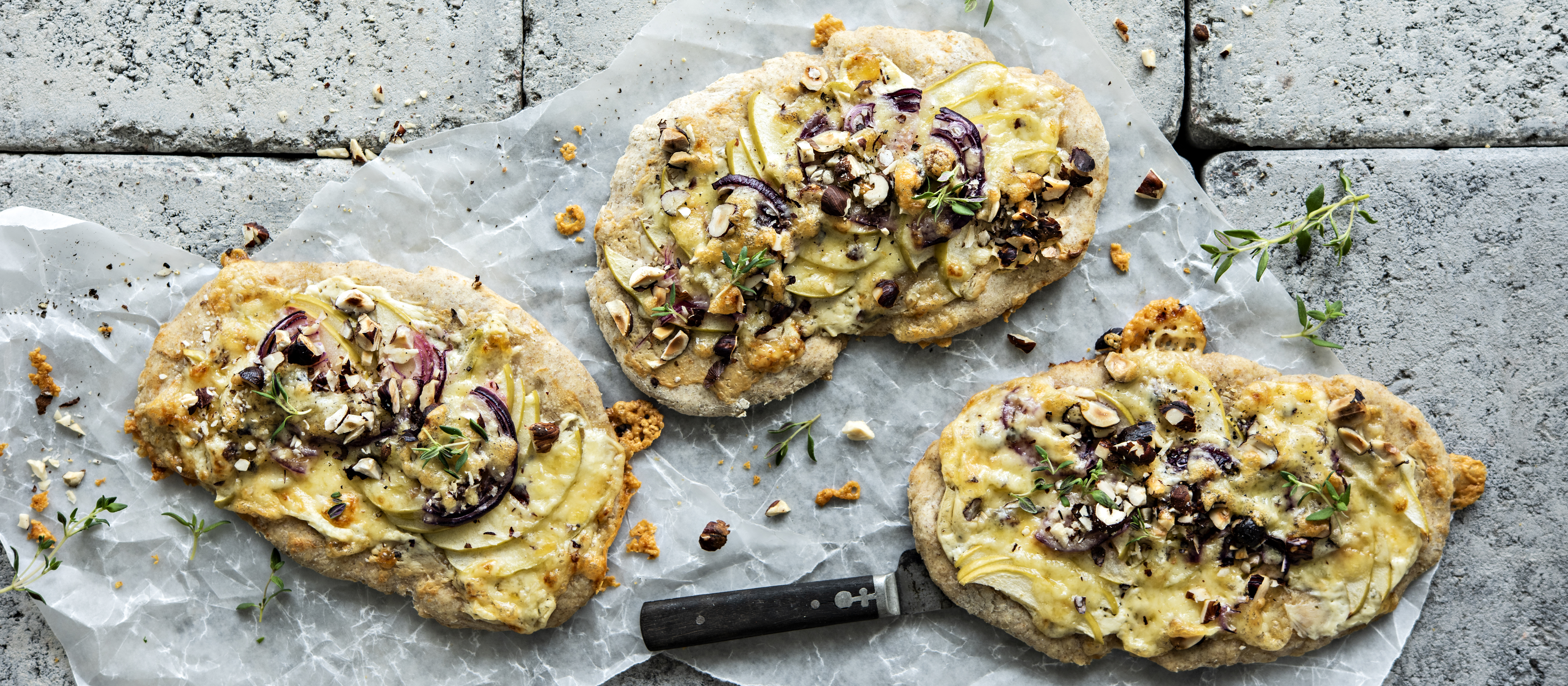 Omena-cheddarflatbreadit