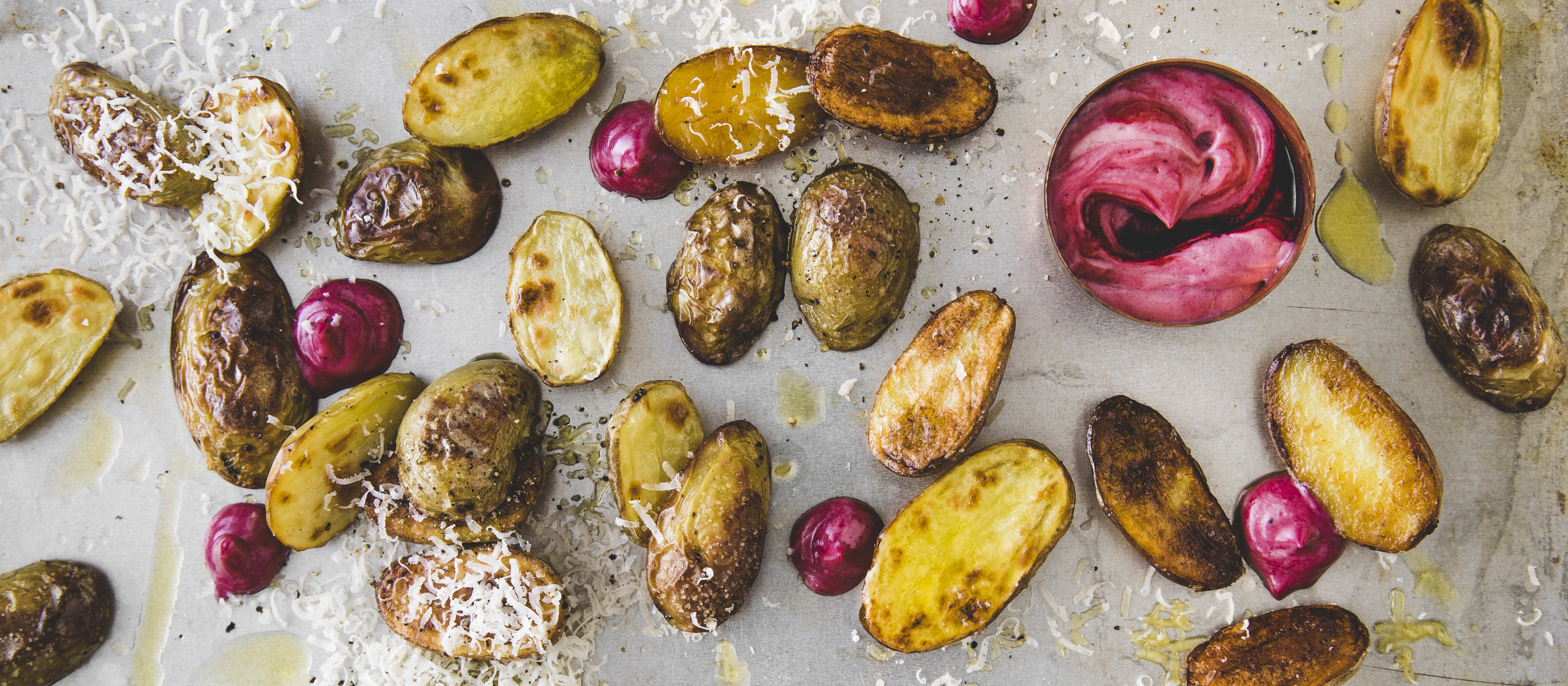 Parmesaaniperunat ja mustikkamajoneesi