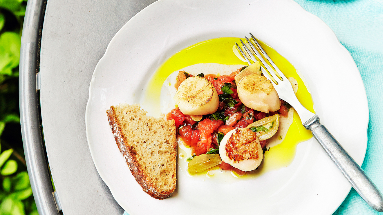 Paistetut kampasimpukat ja tomaattivinegretti