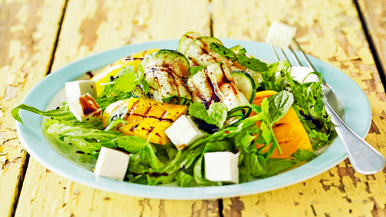 Grillattu kesäkurpitsasalaatti