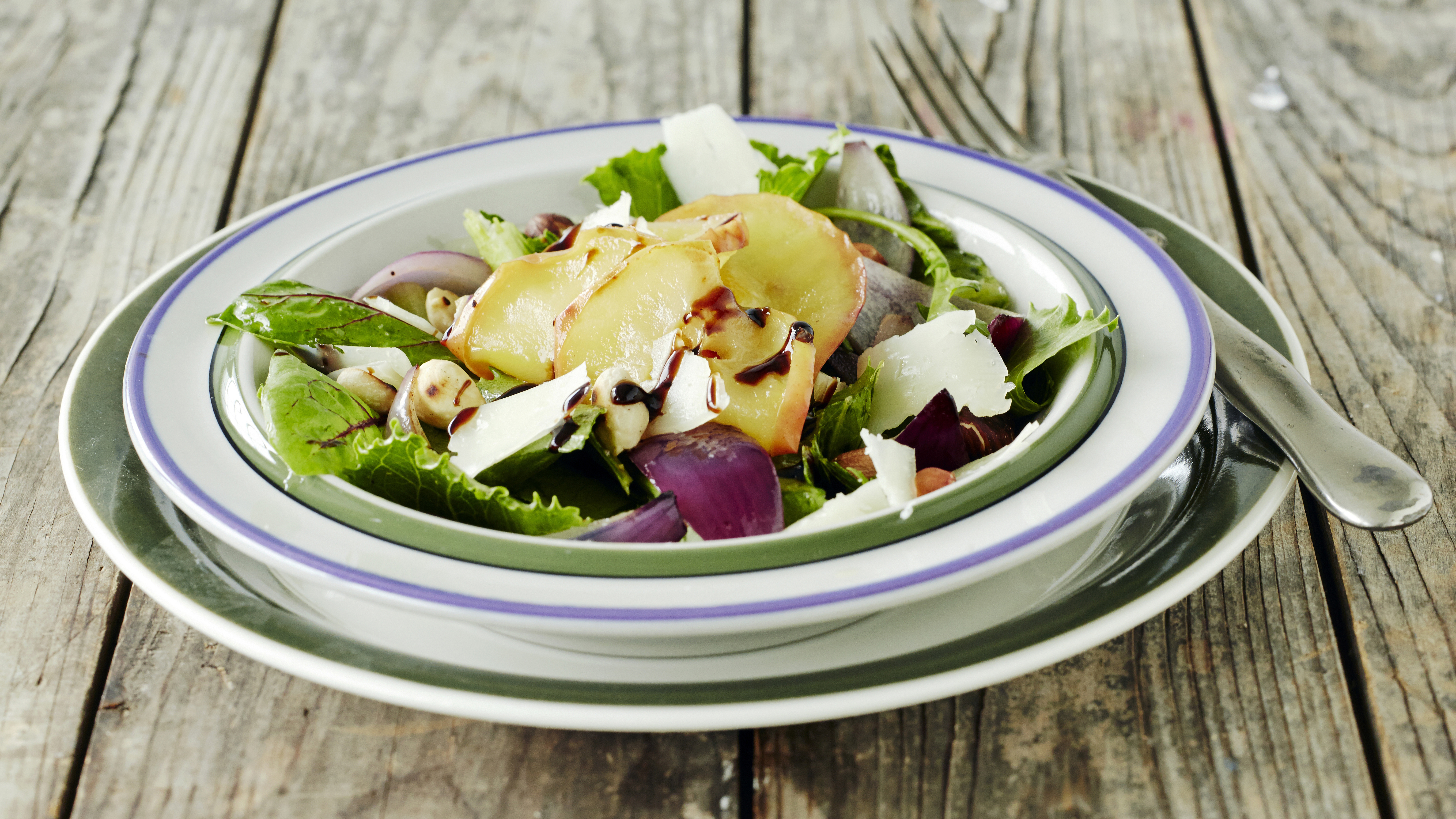 Lämmin omena-manchegojuustosalaatti