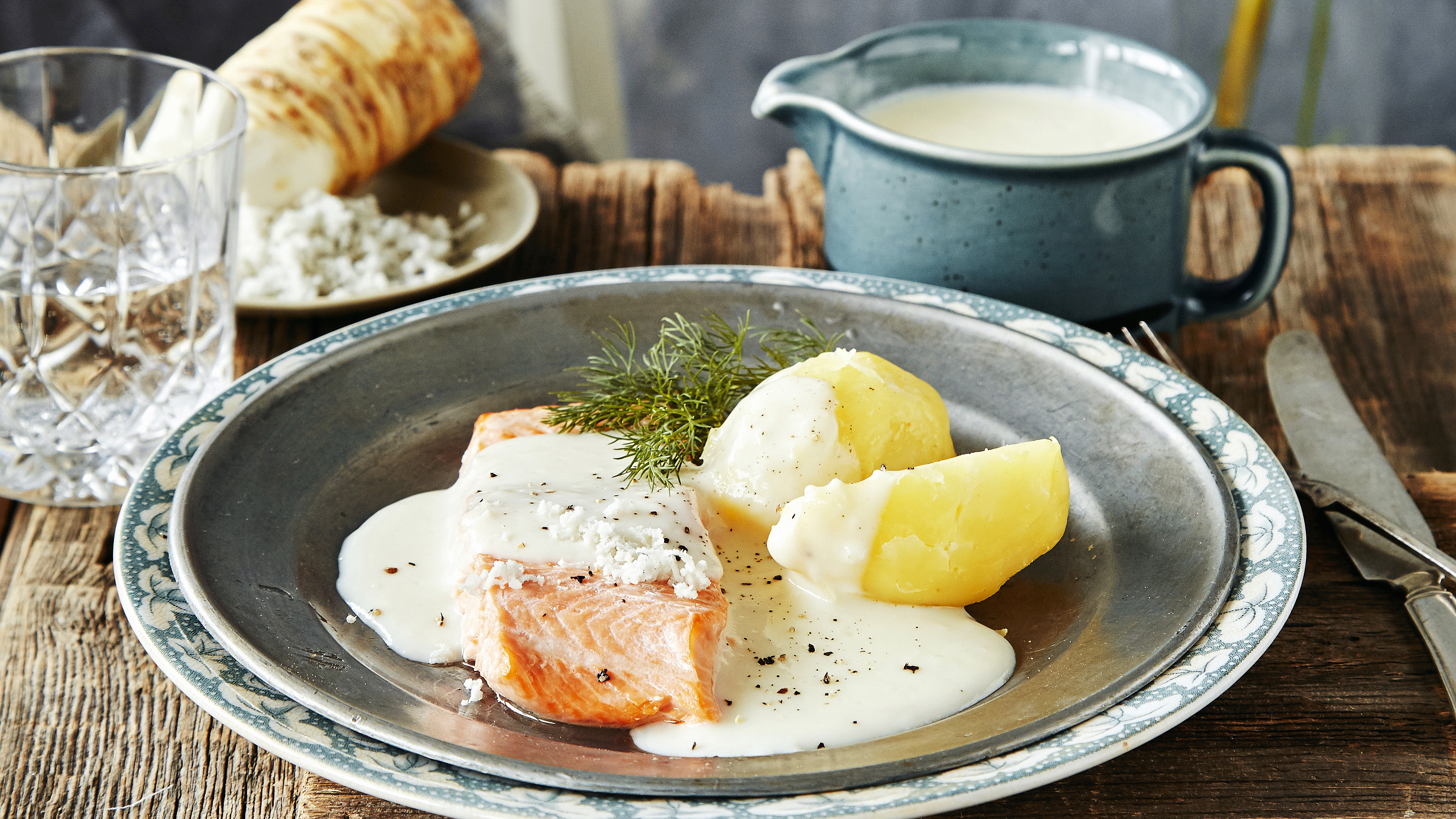 Höyrytetty lohi ja piparjuurikastike