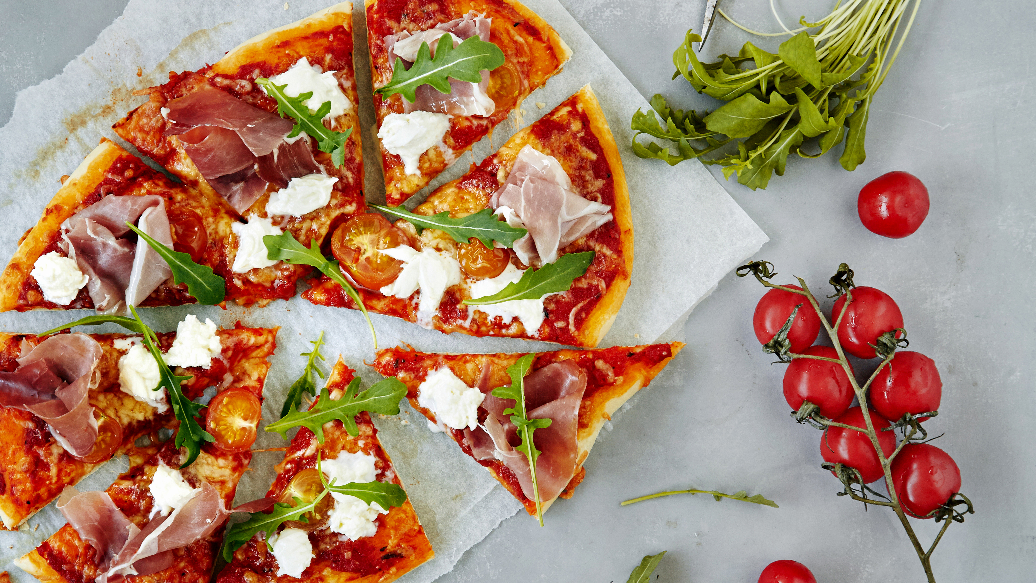 Parmankinkku-mozzarellapizza