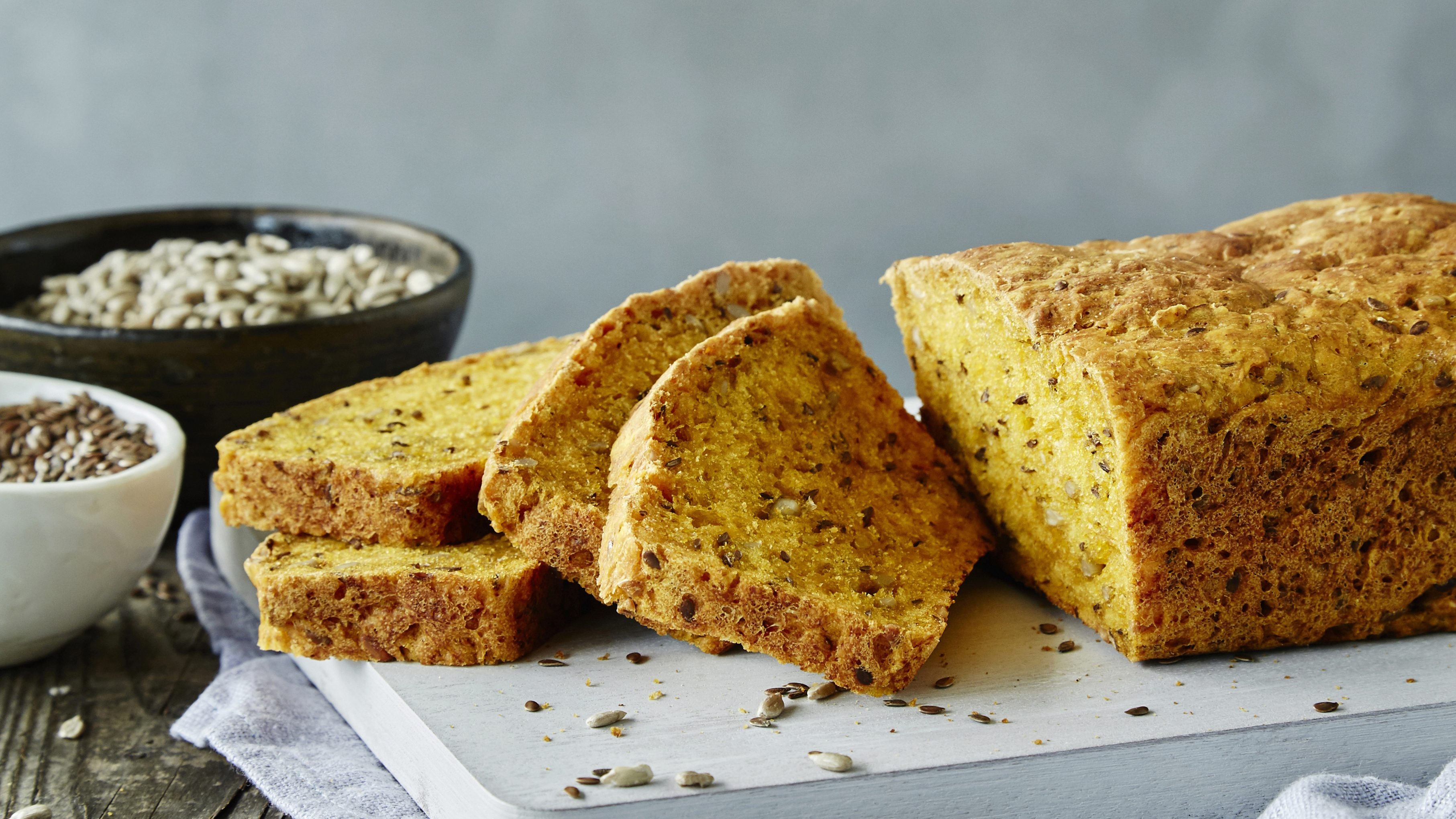 Gluteeniton porkkana-siemenleipä