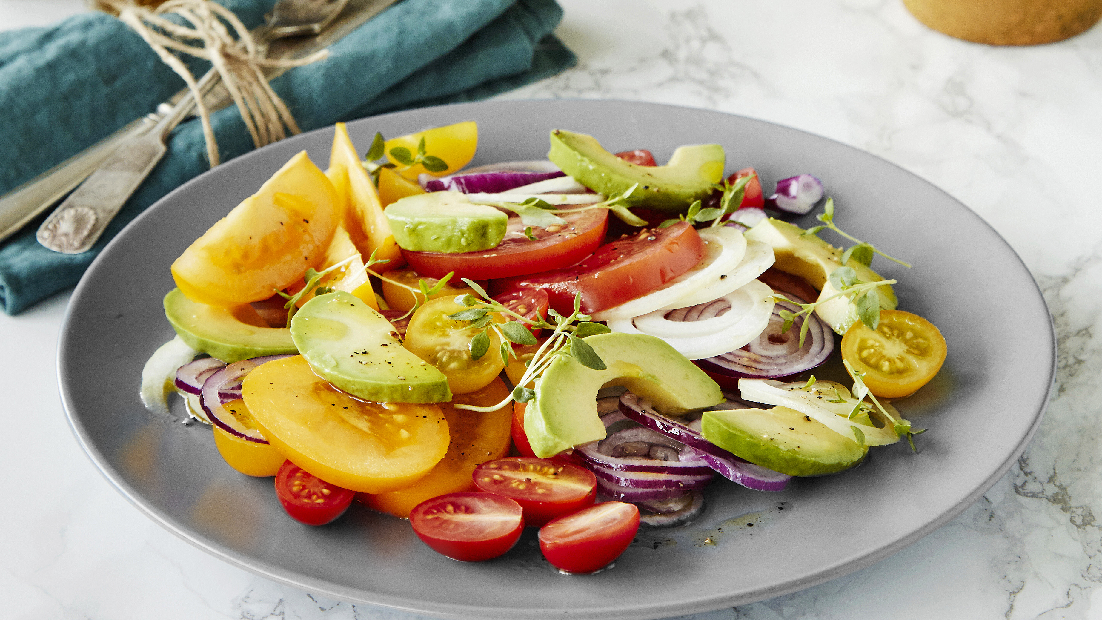 Sipulinen tomaatti-avokadosalaatti