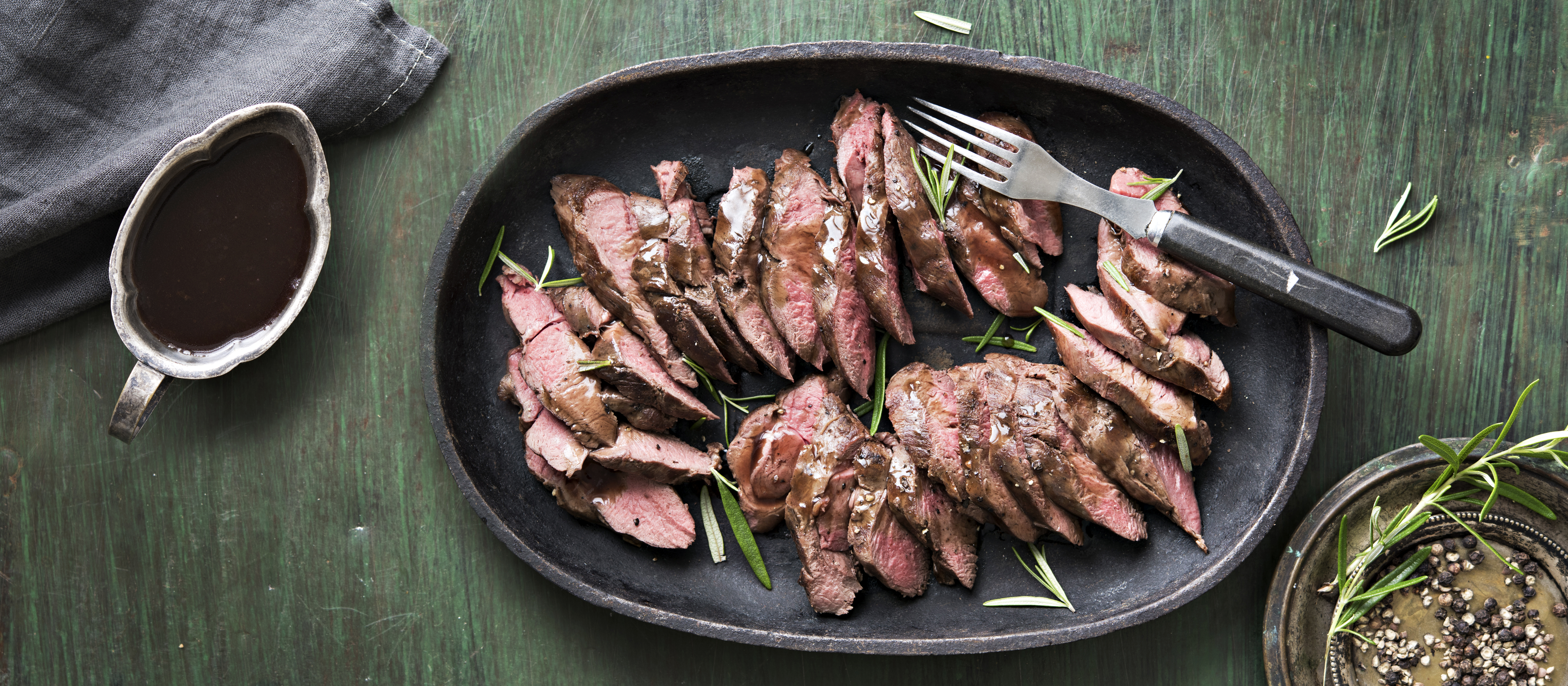 Paahdettu poron sisäfilee ja lakritsi-punaviinikastike