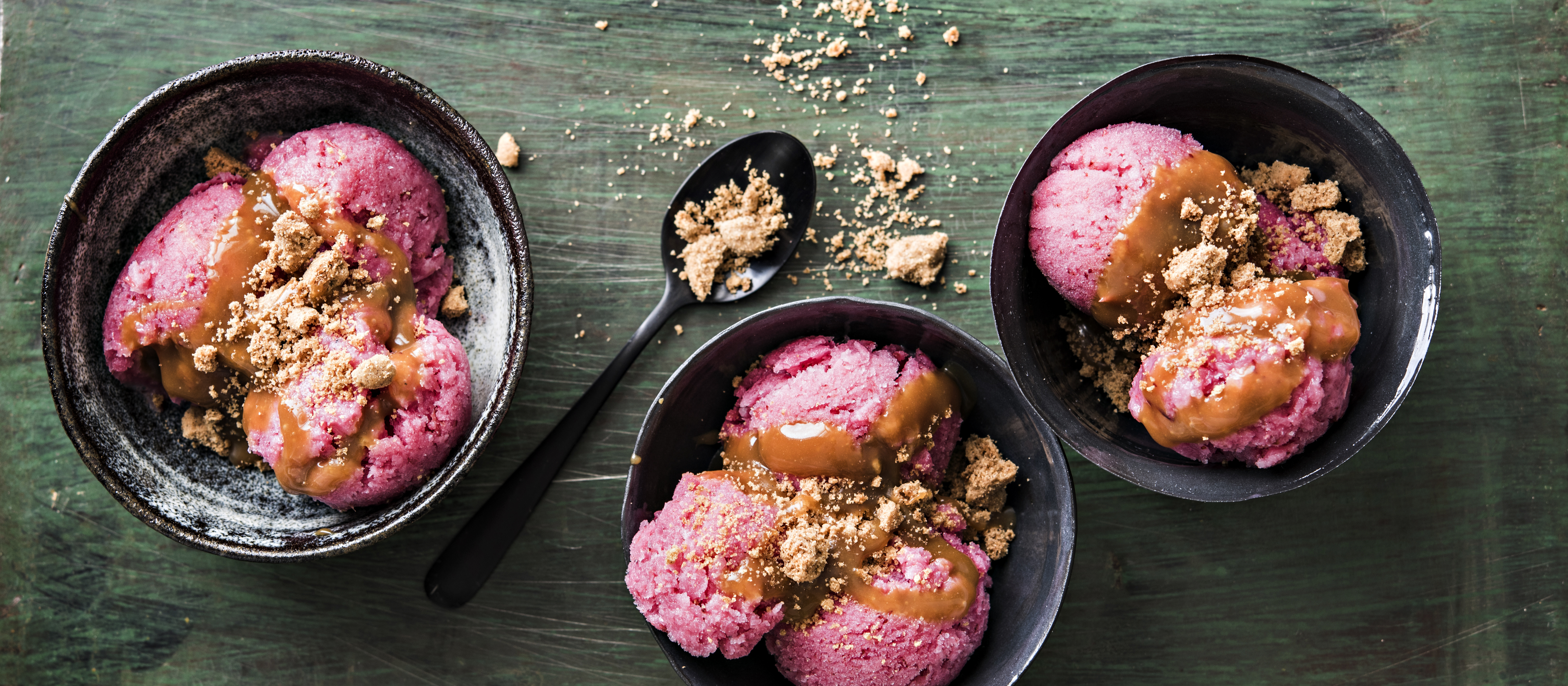 Puolukka-jogurttijäätelö ja suolakinuski