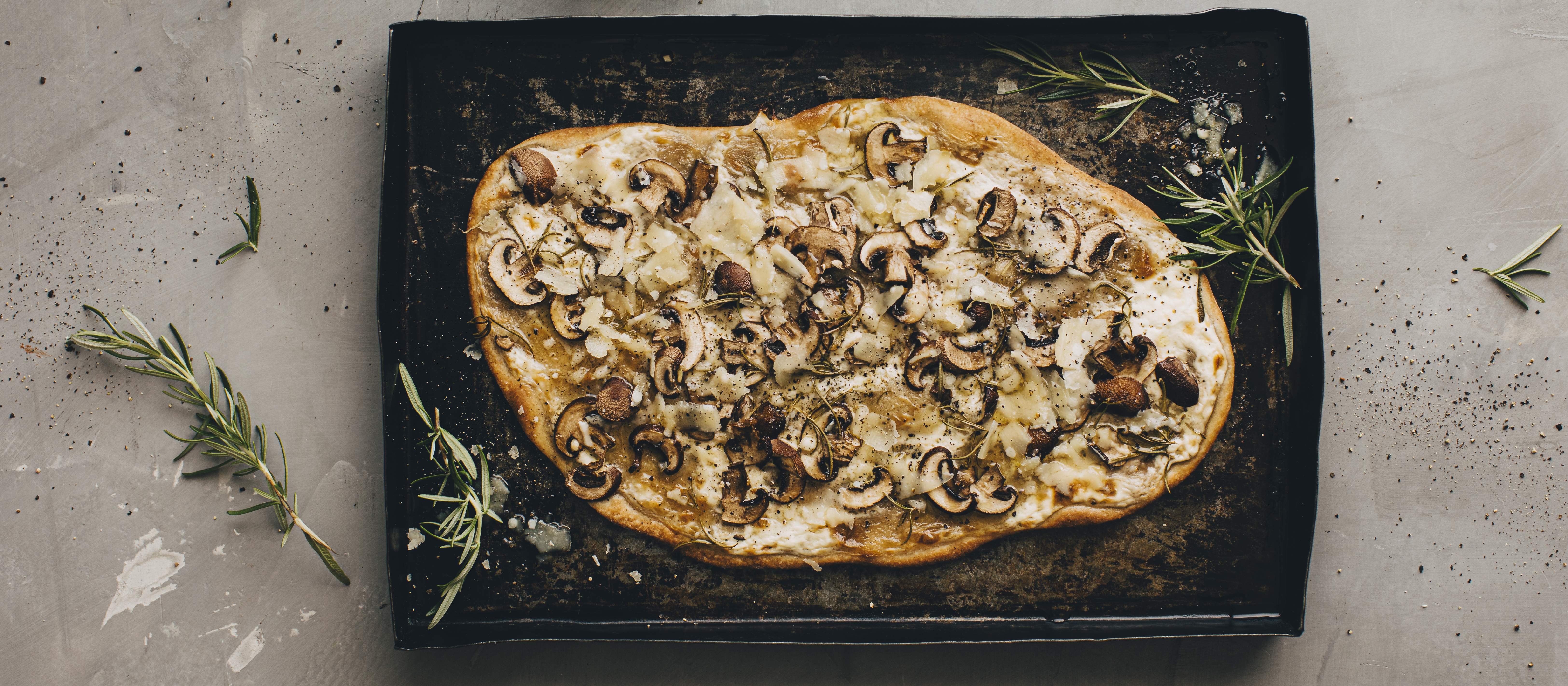 Sieni-parmesaaniflammkuchen