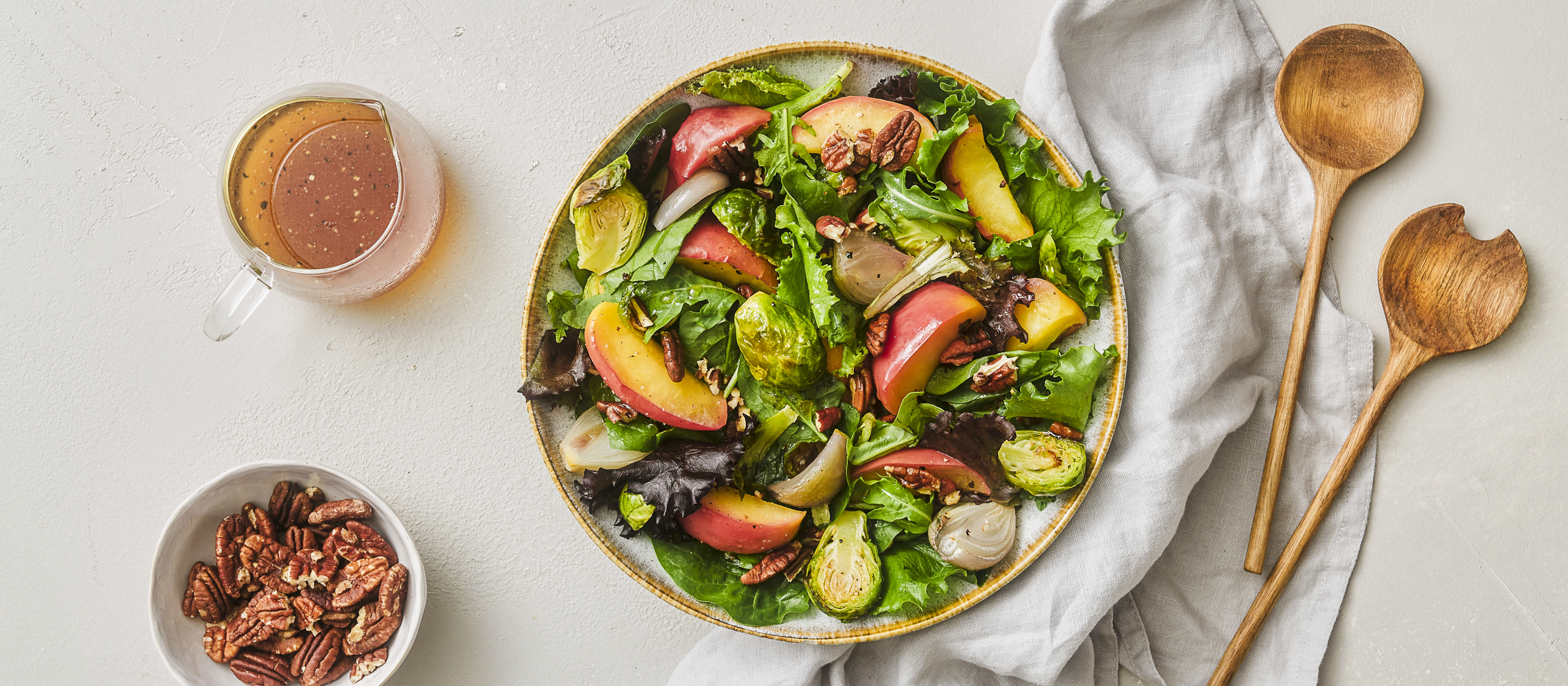 Paahdettu omena-ruusukaalisalaatti