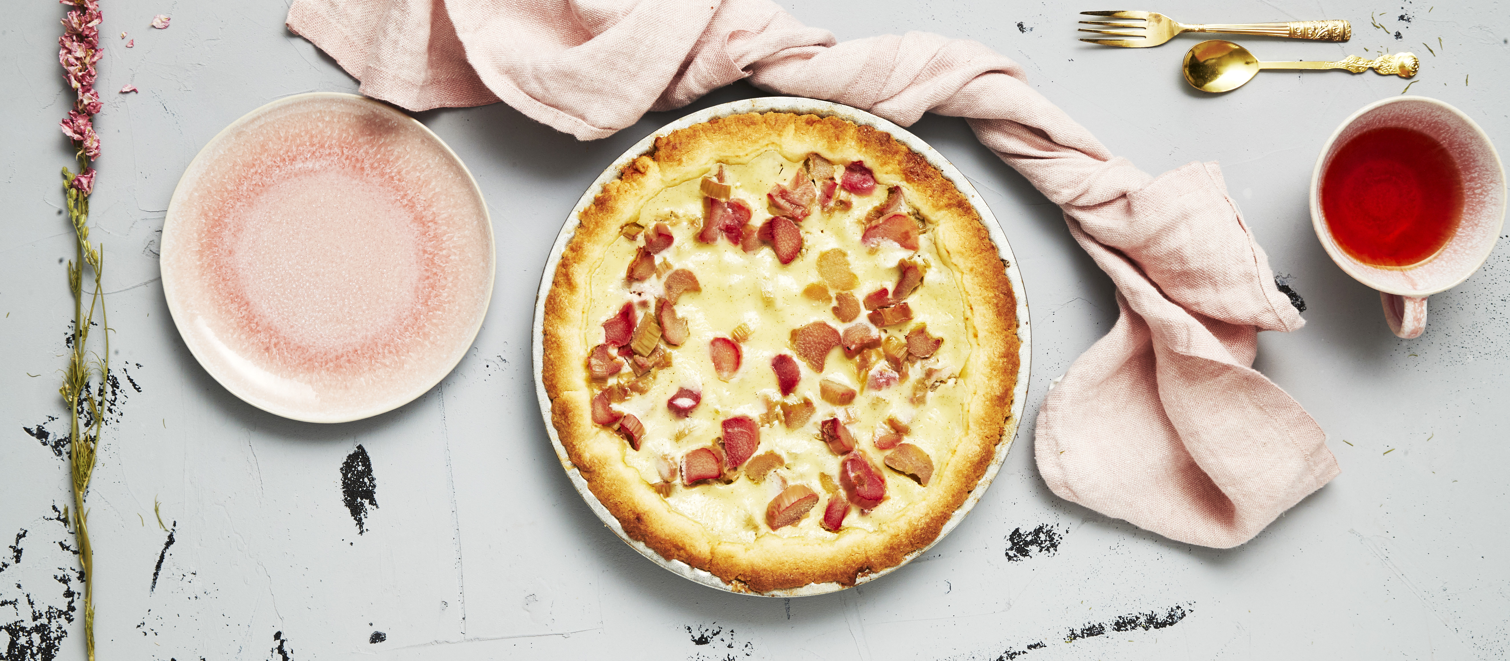 Perinteinen raparperipiirakka