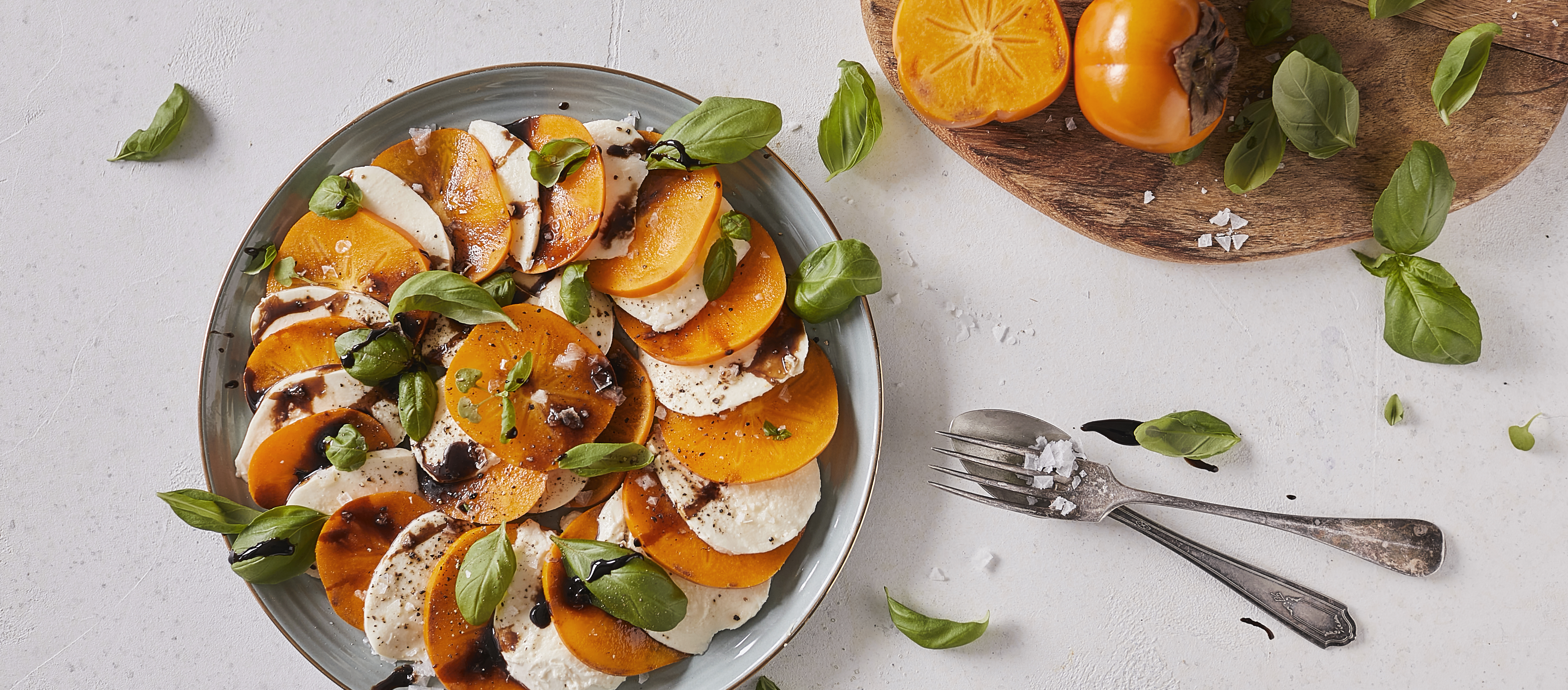 Persimon-mozzarellasalaatti