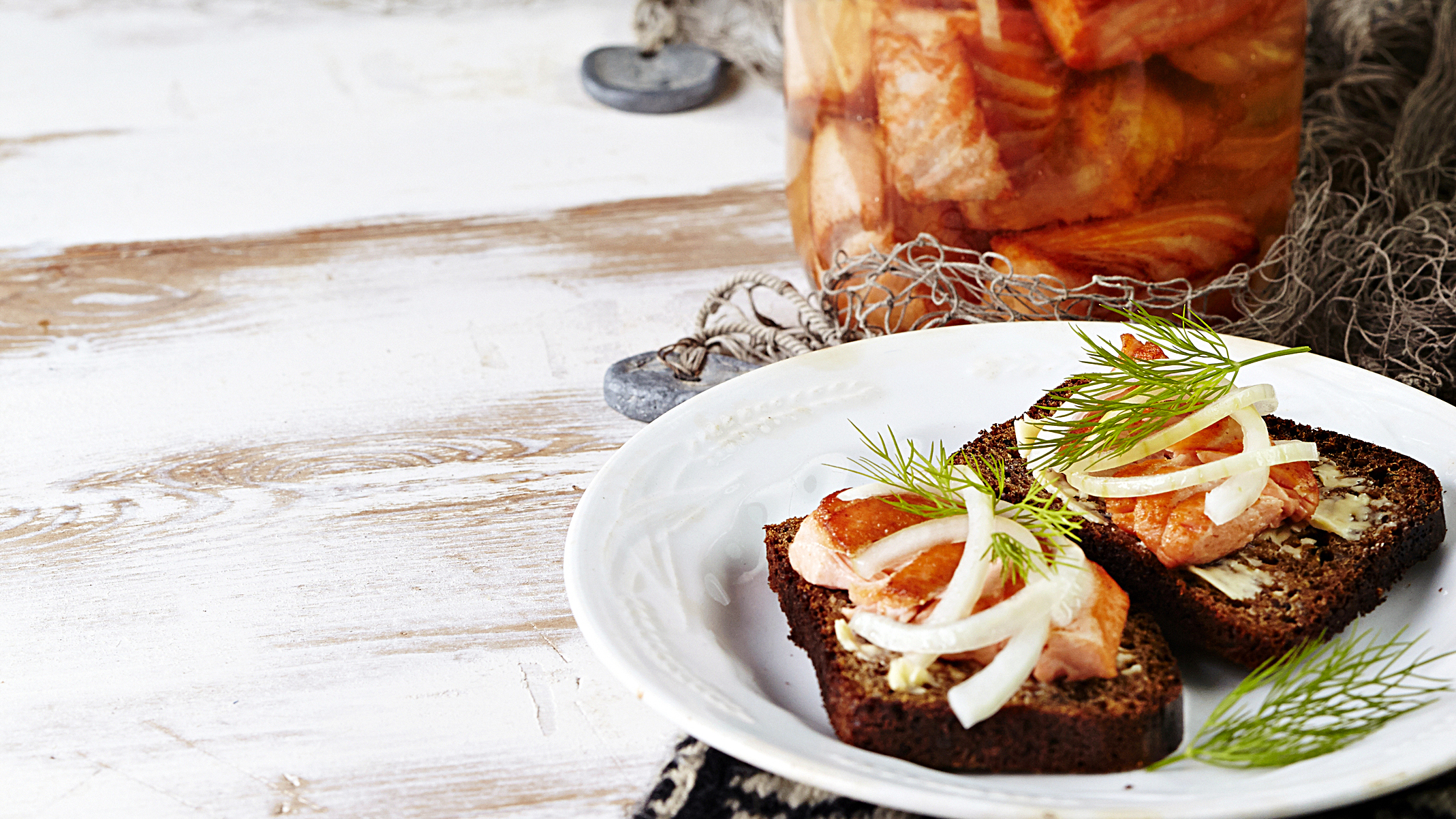 Neitolohi eli norjalainen lohi mausteliemessä