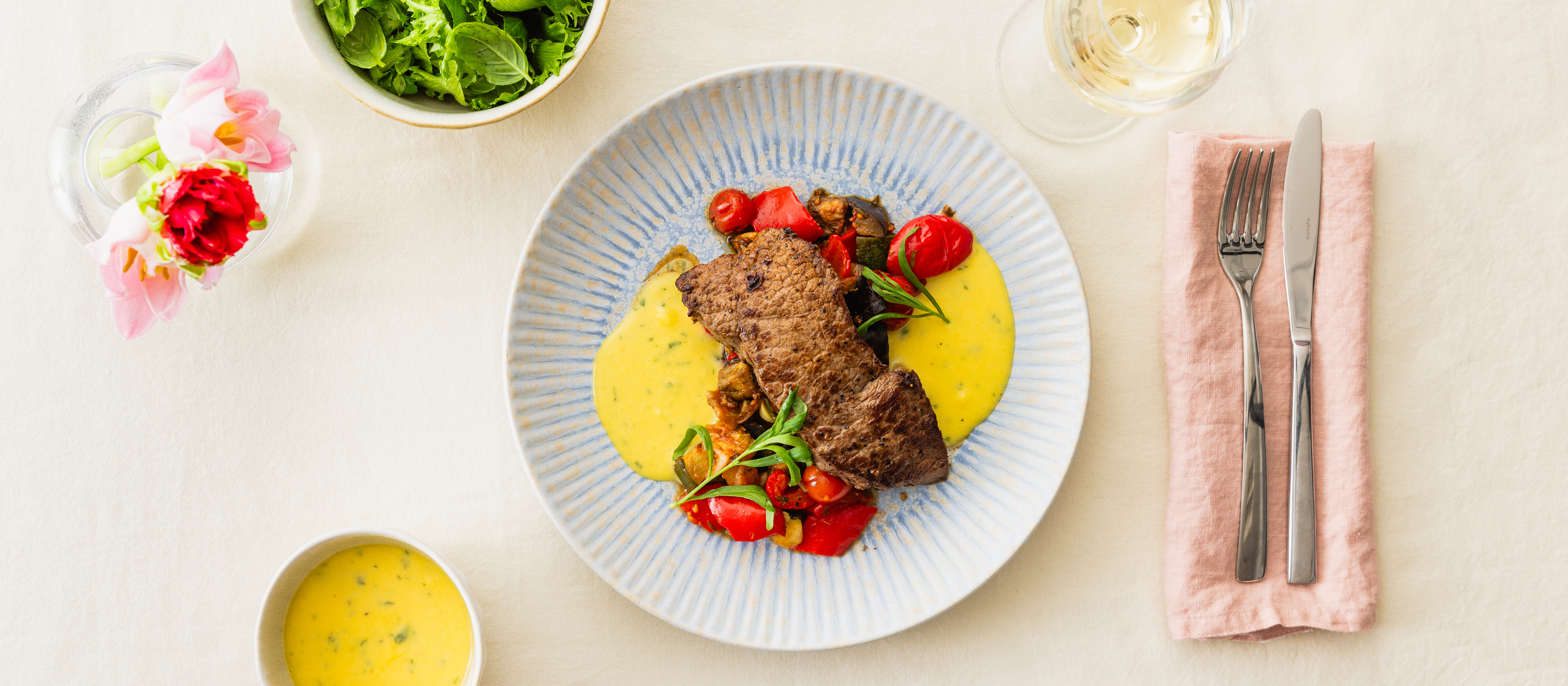 Pippurimarinoidut pihvit ja uuniratatouille