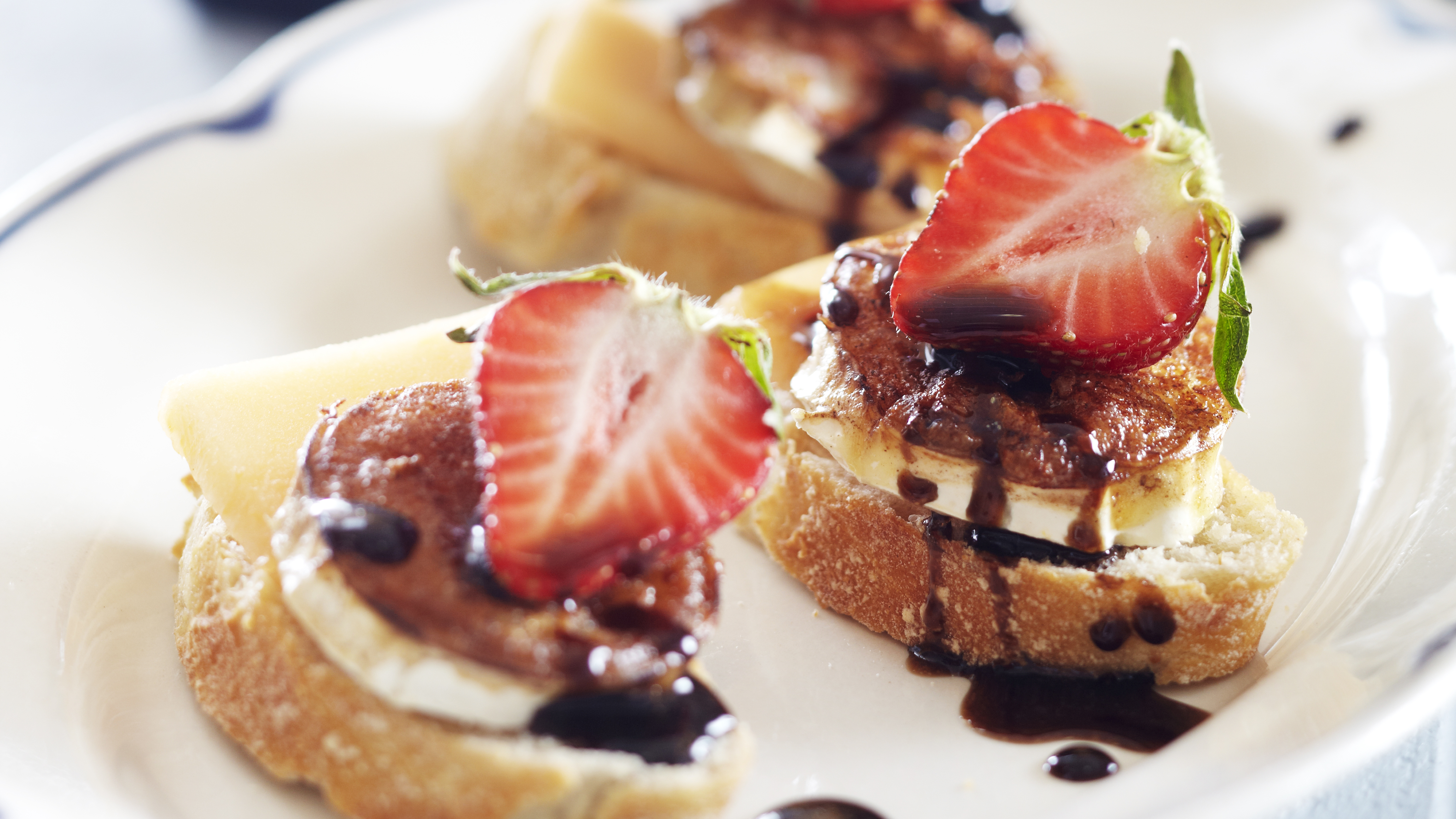 Vuohenjuustoleivät ja balsamicosiirappi