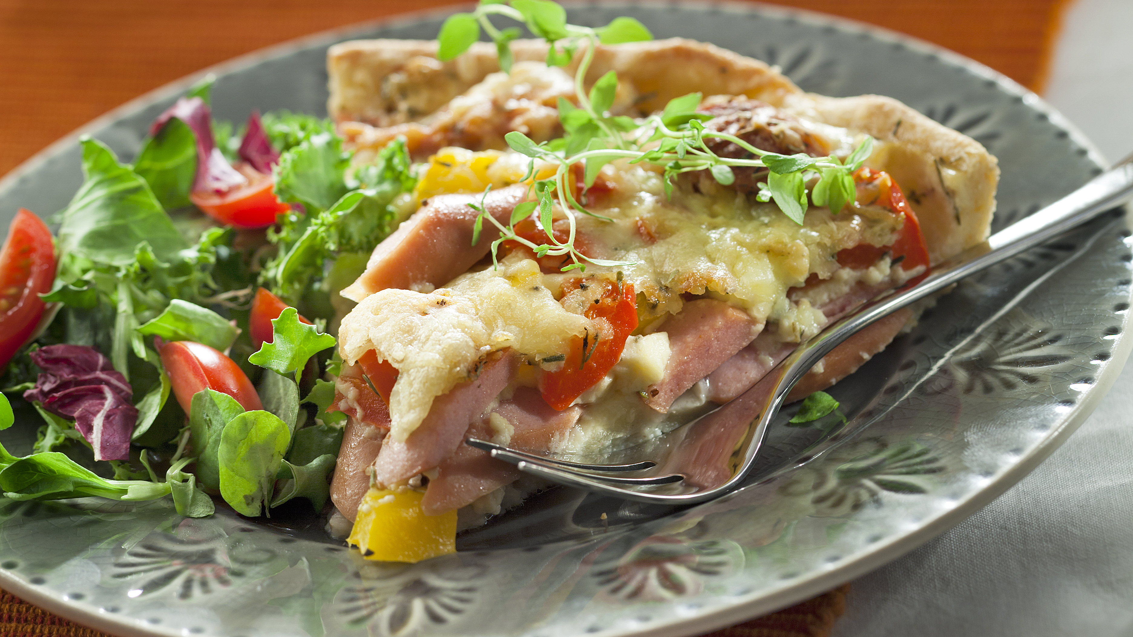 Sinihomejuustolla maustettu nakkipiirakka