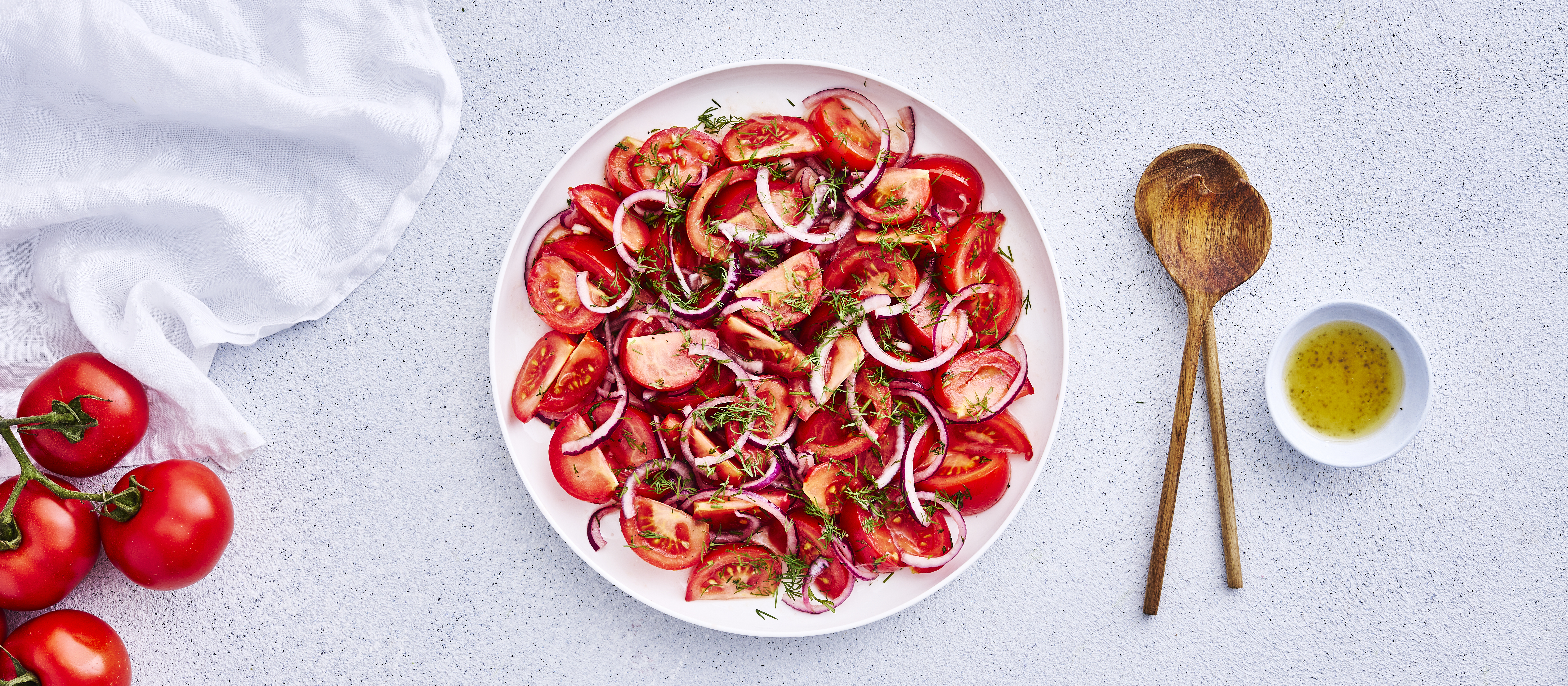Tomaatti-punasipulisalaatti