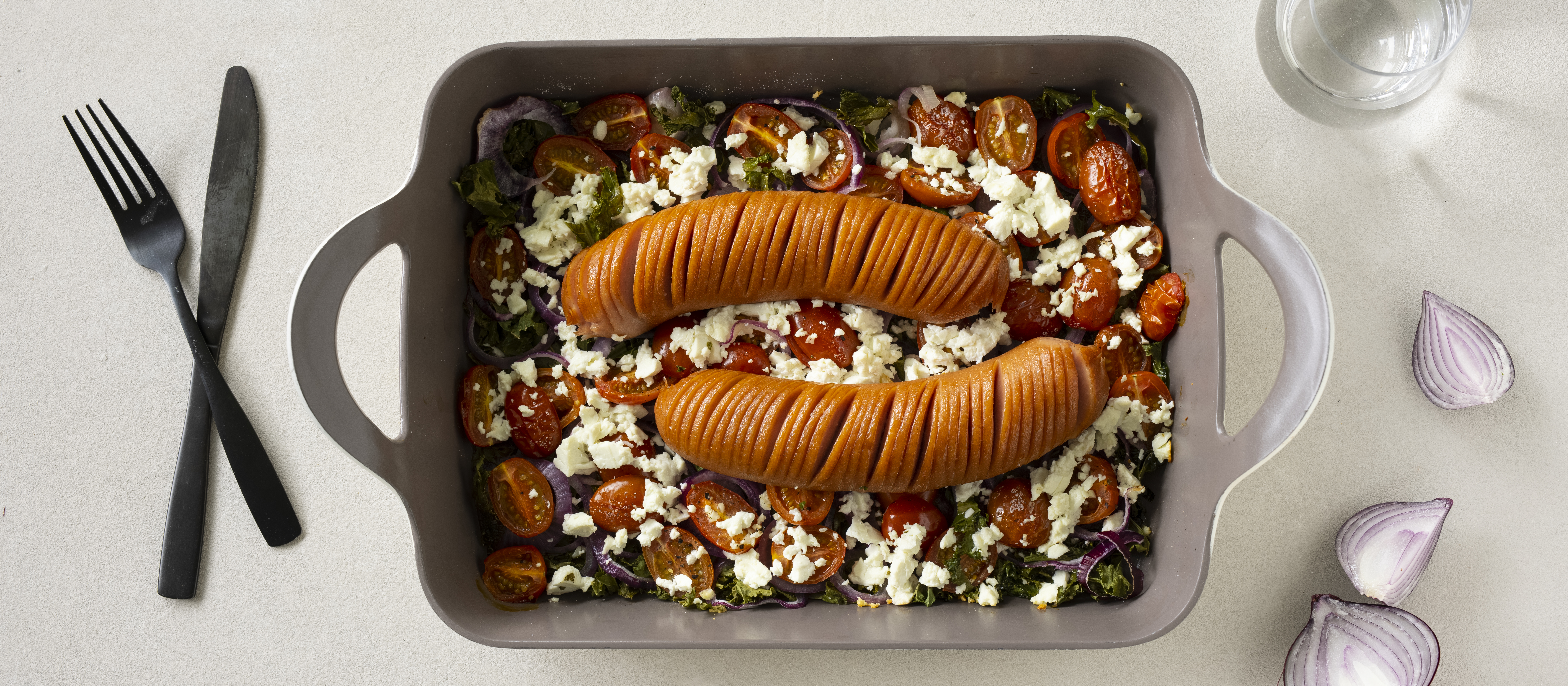 Uunimakkara feta-kasvispedillä