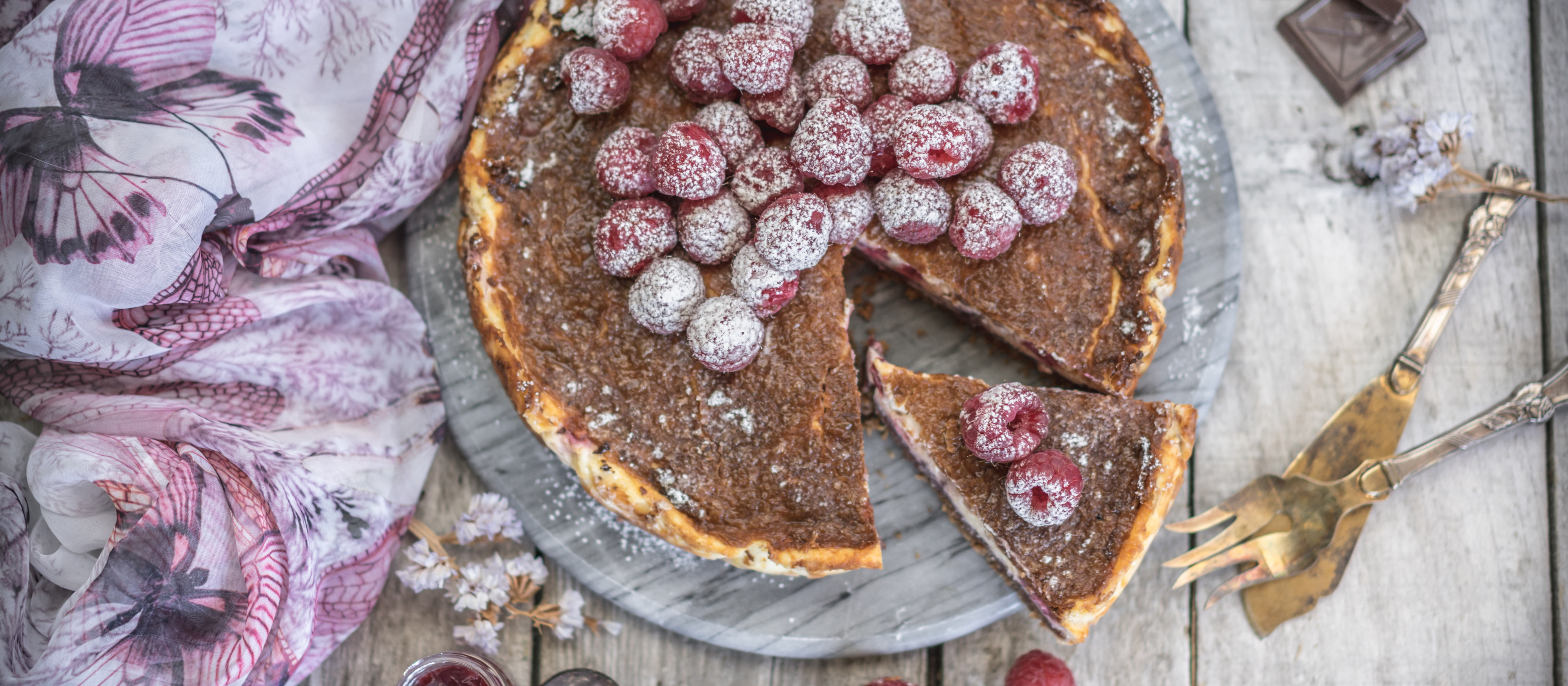 Vadelma-minttusuklaajuustokakku