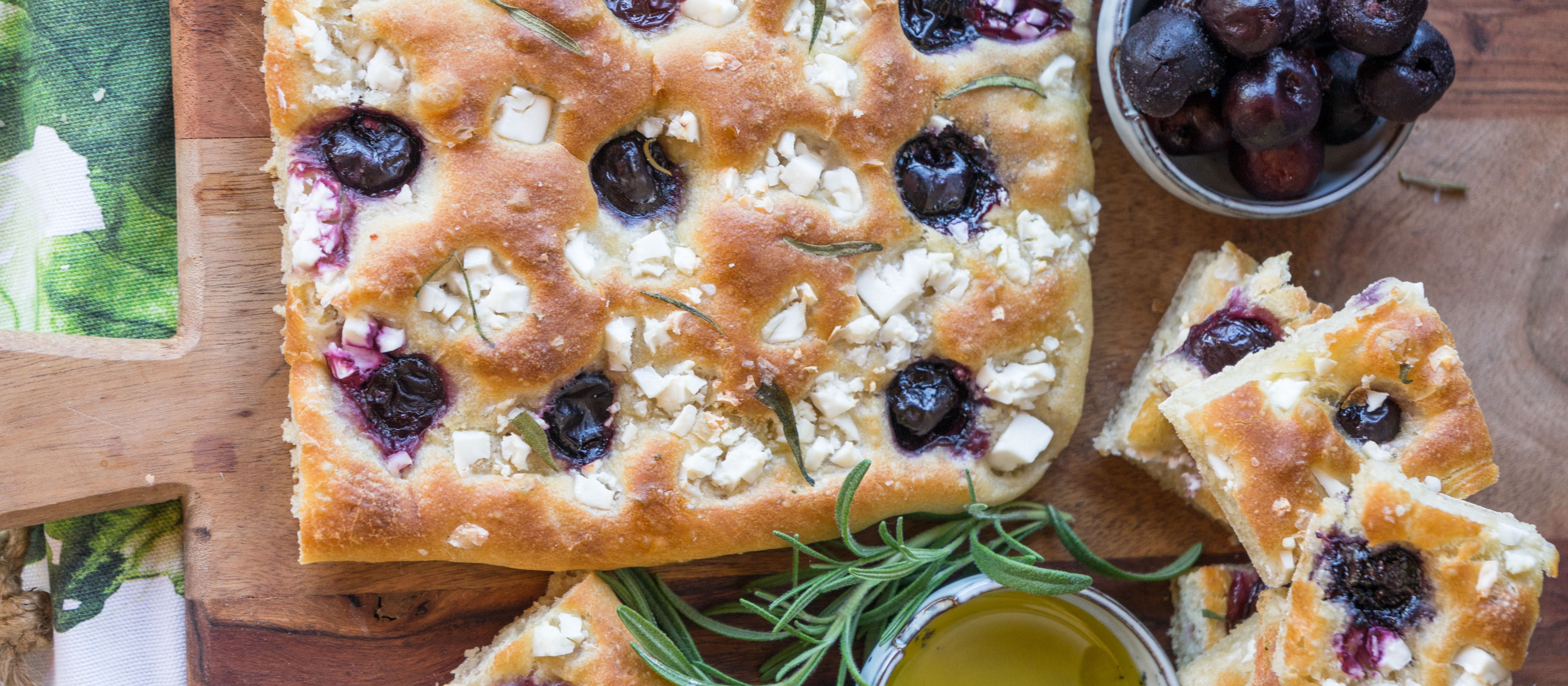 Kirsikka-vuohenjuustofocaccia