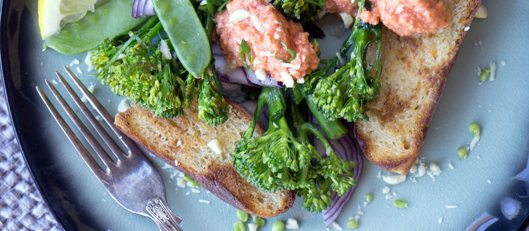 Paahdettua broccoliinia, romesco-kastiketta ja valkosipulista ciabattaa