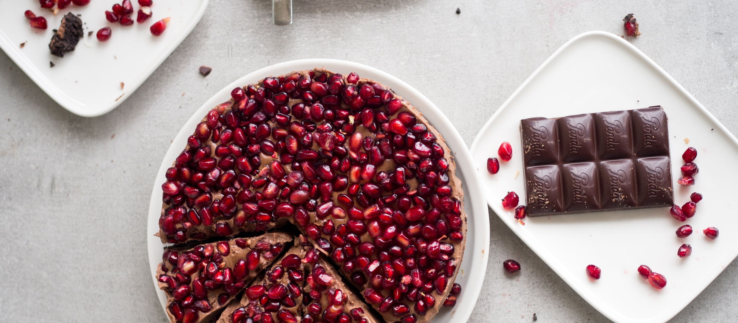 Granaattiomena-suklaakakku