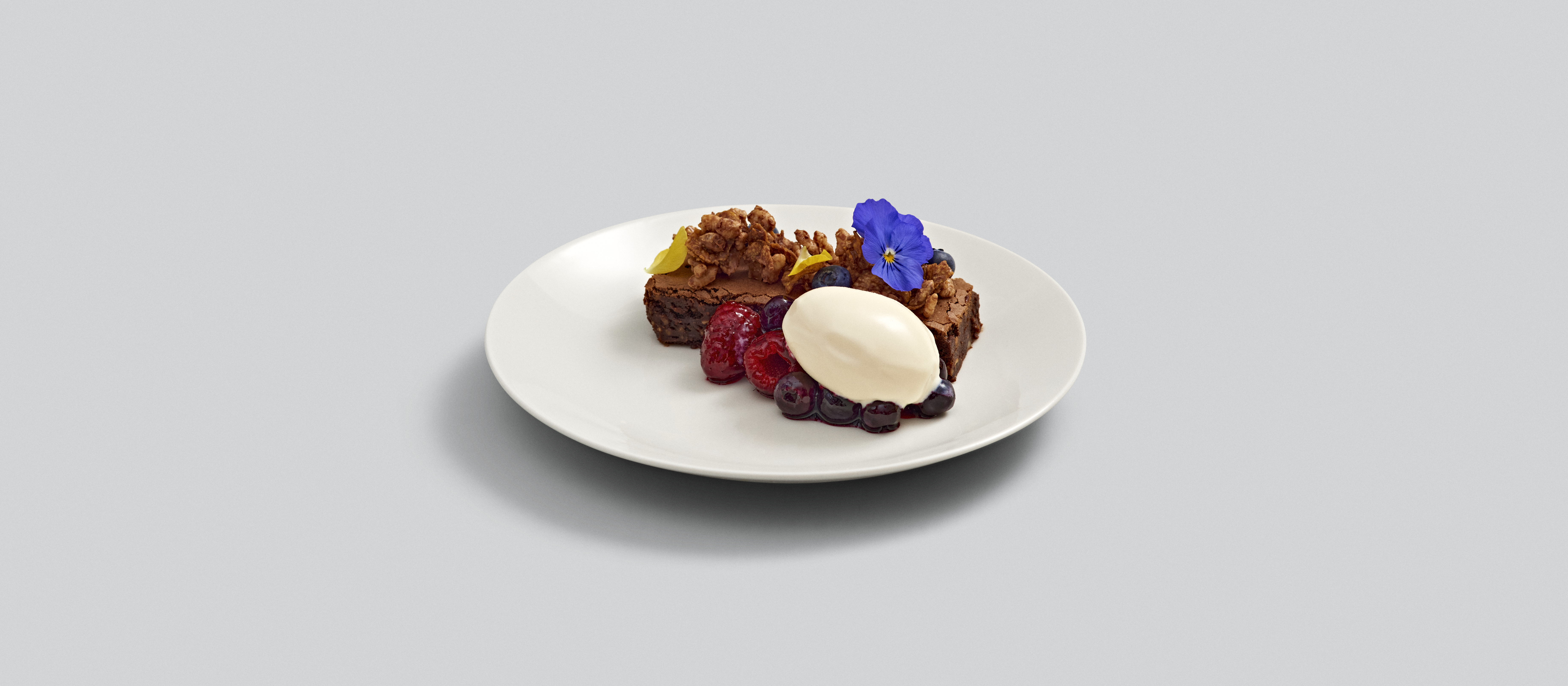 Suklaabrownie, suklaamuroja ja maitojäätelöä