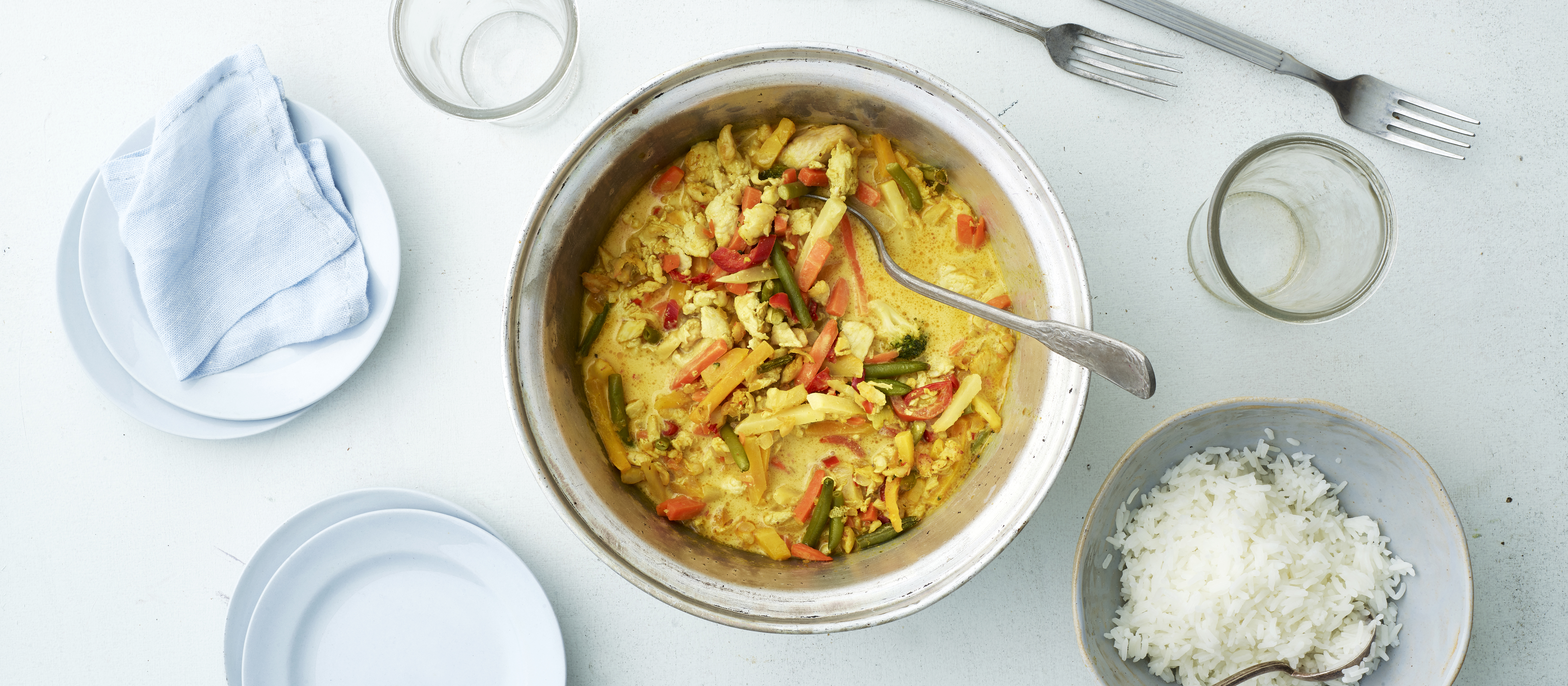 Broileria kookoskastikkeessa