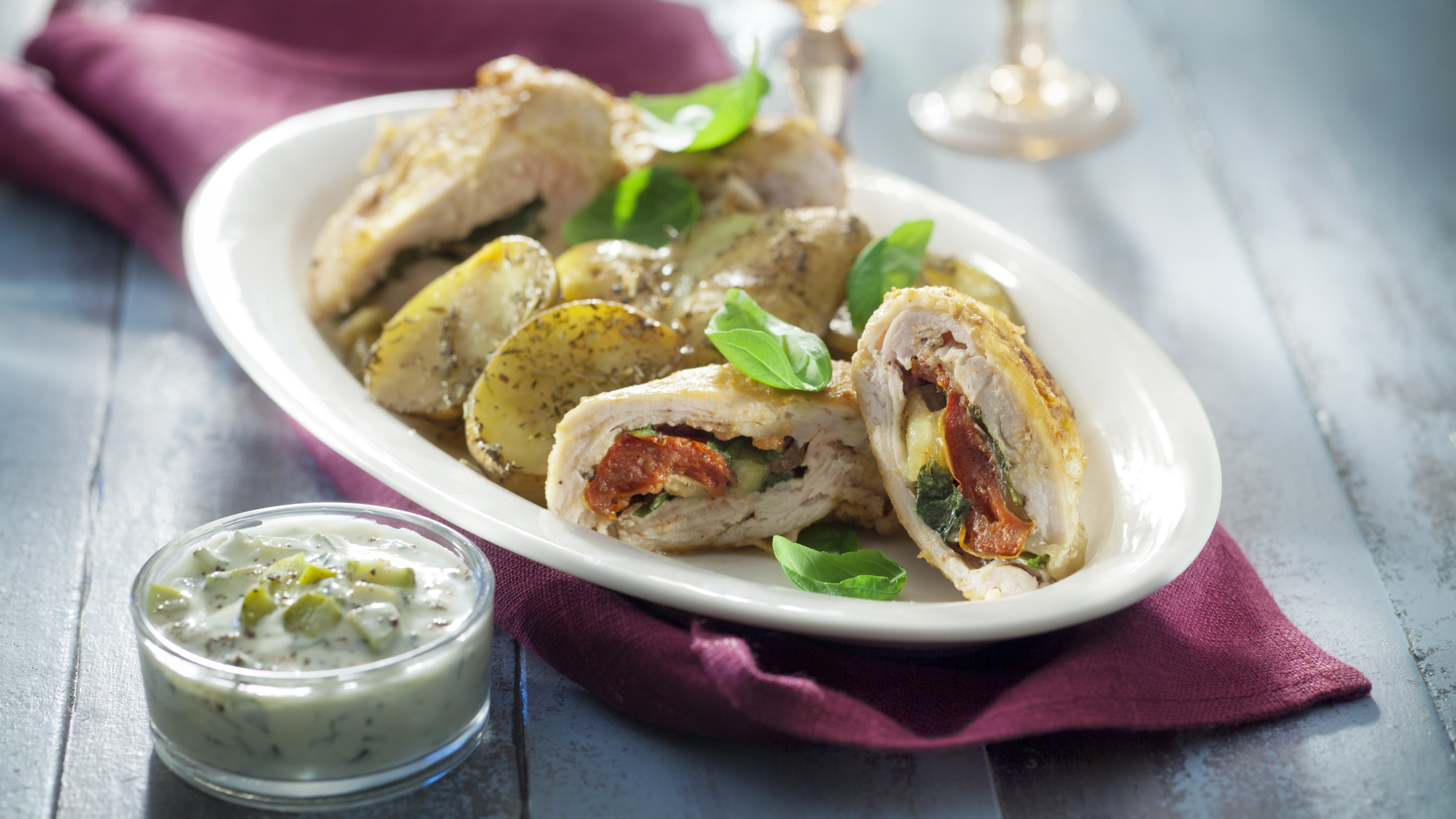 Täytetyt broileripihvit ja kurkkukastike