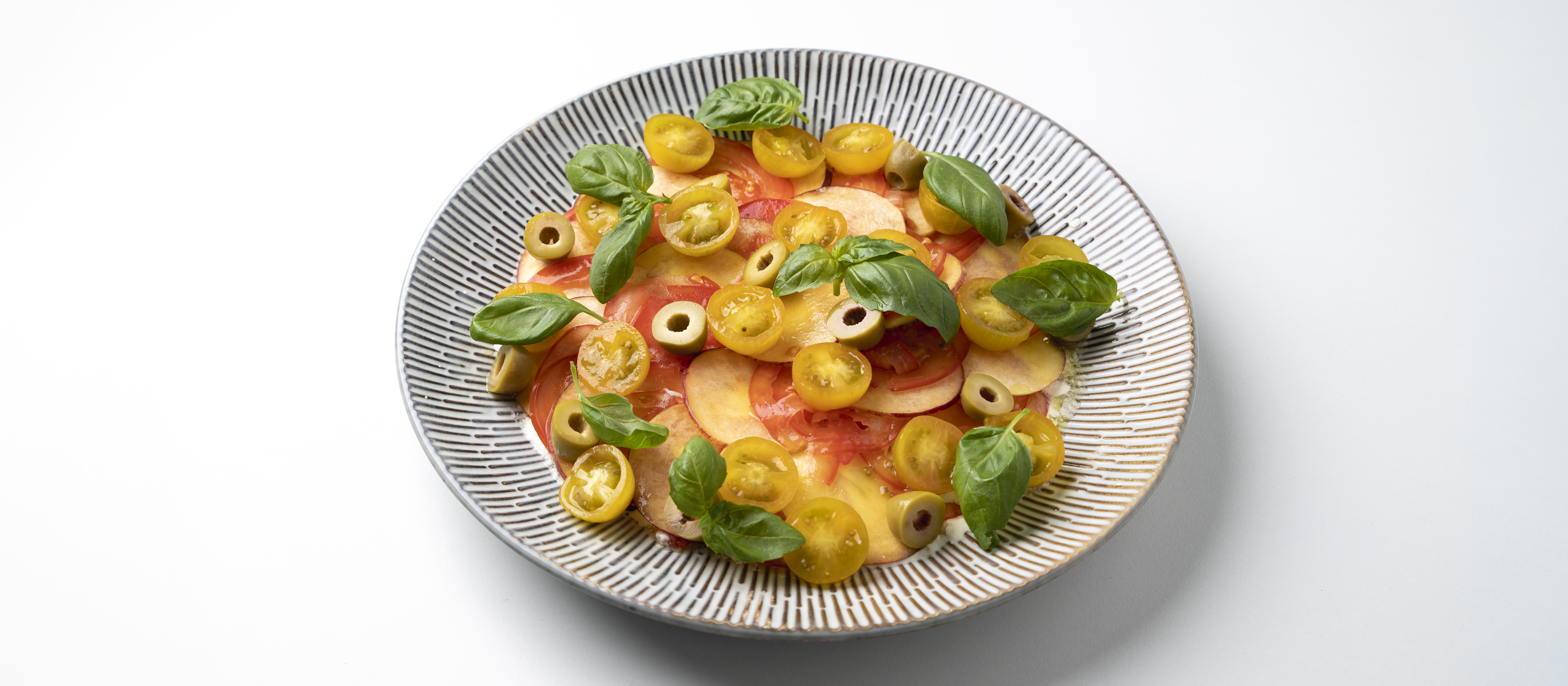 Burrataa, tomaattia ja persikkaa