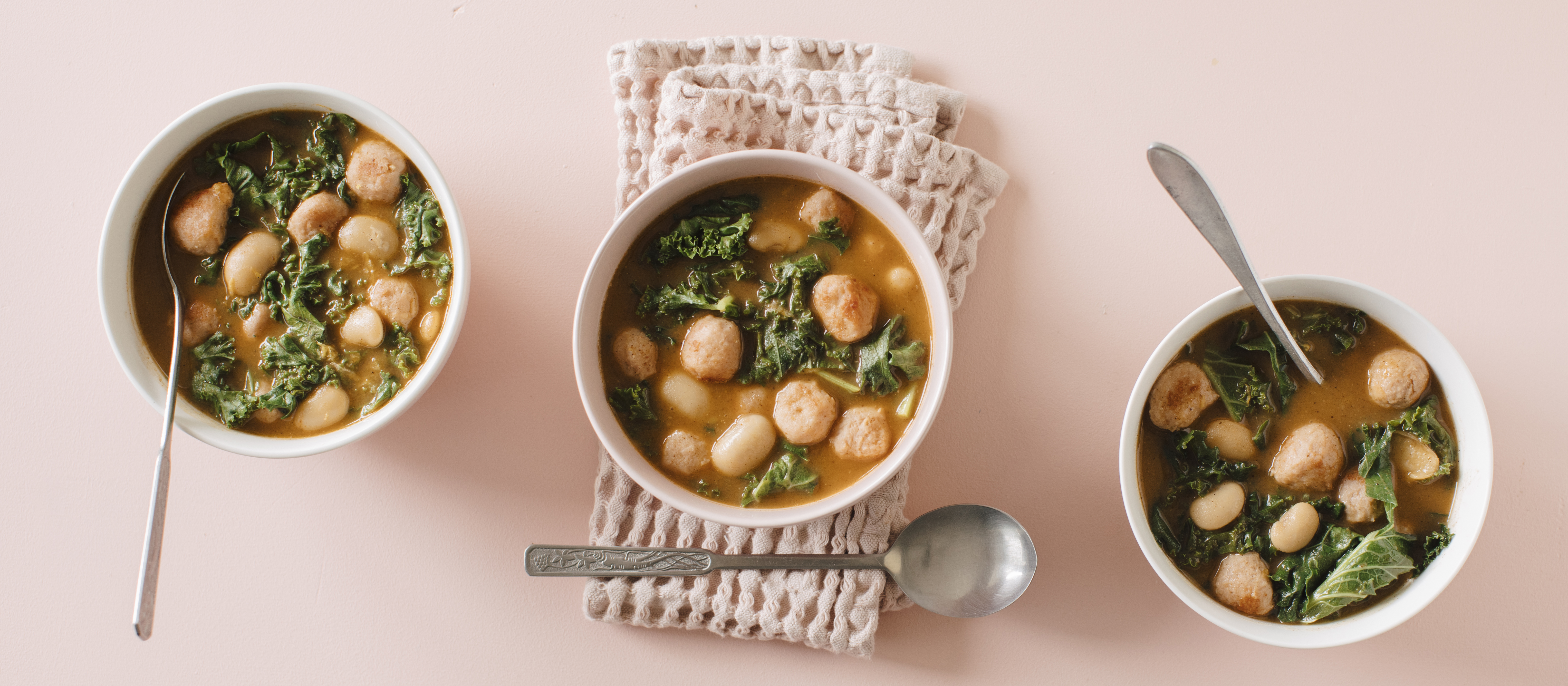 Lehtikaali-siskonmakkarakeitto