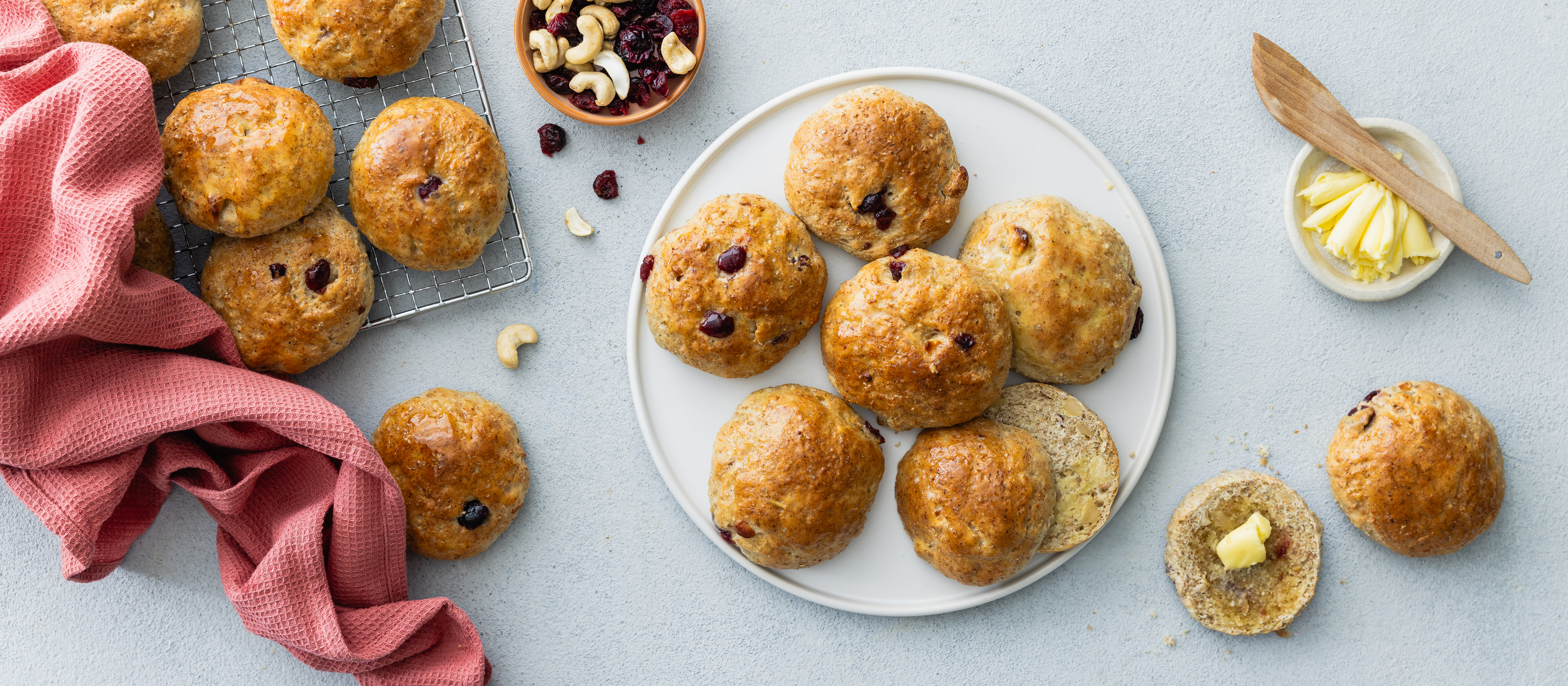 Cashew-karpalosämpylät