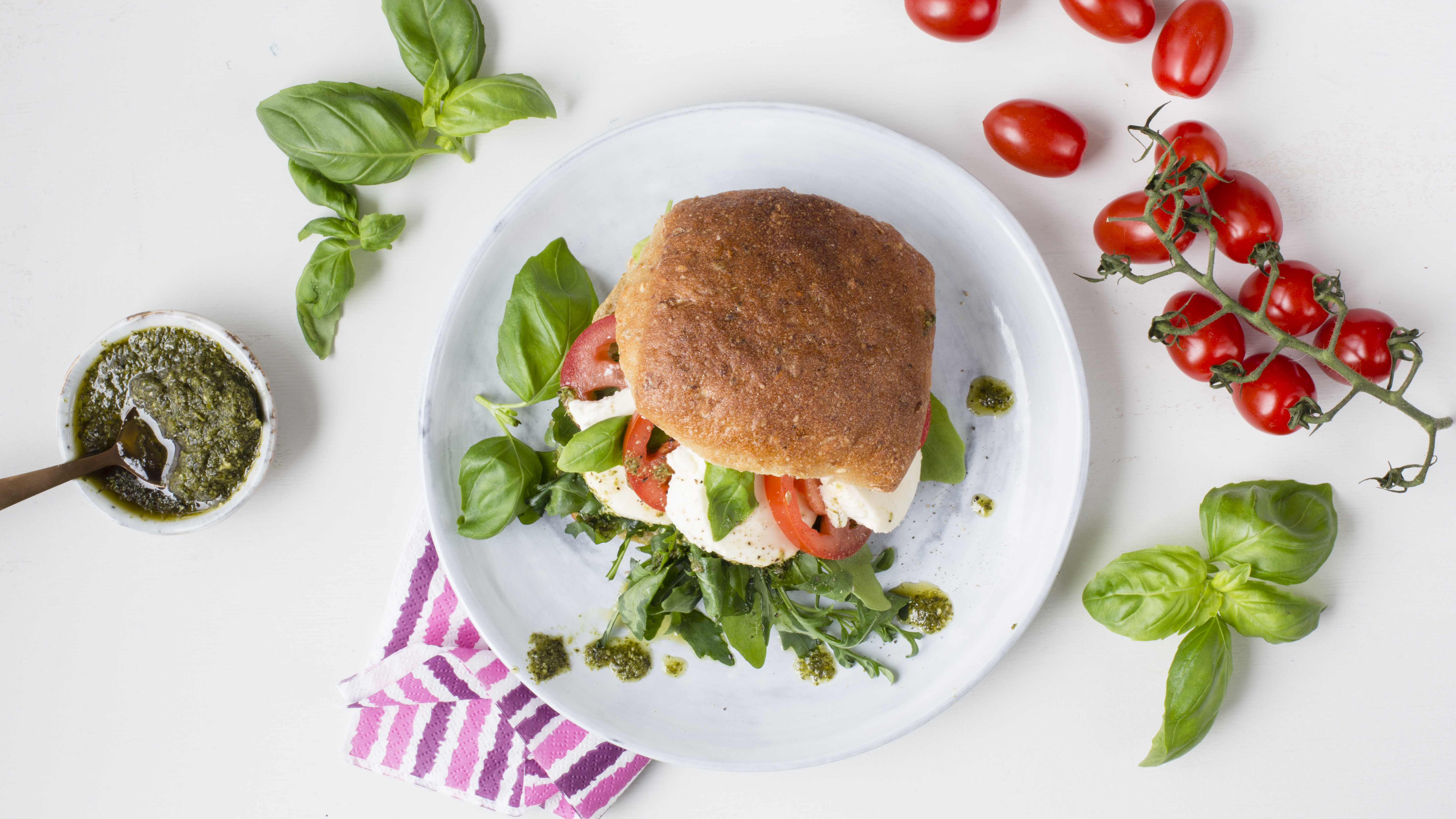 Tomaatti-mozzarellasämpylä