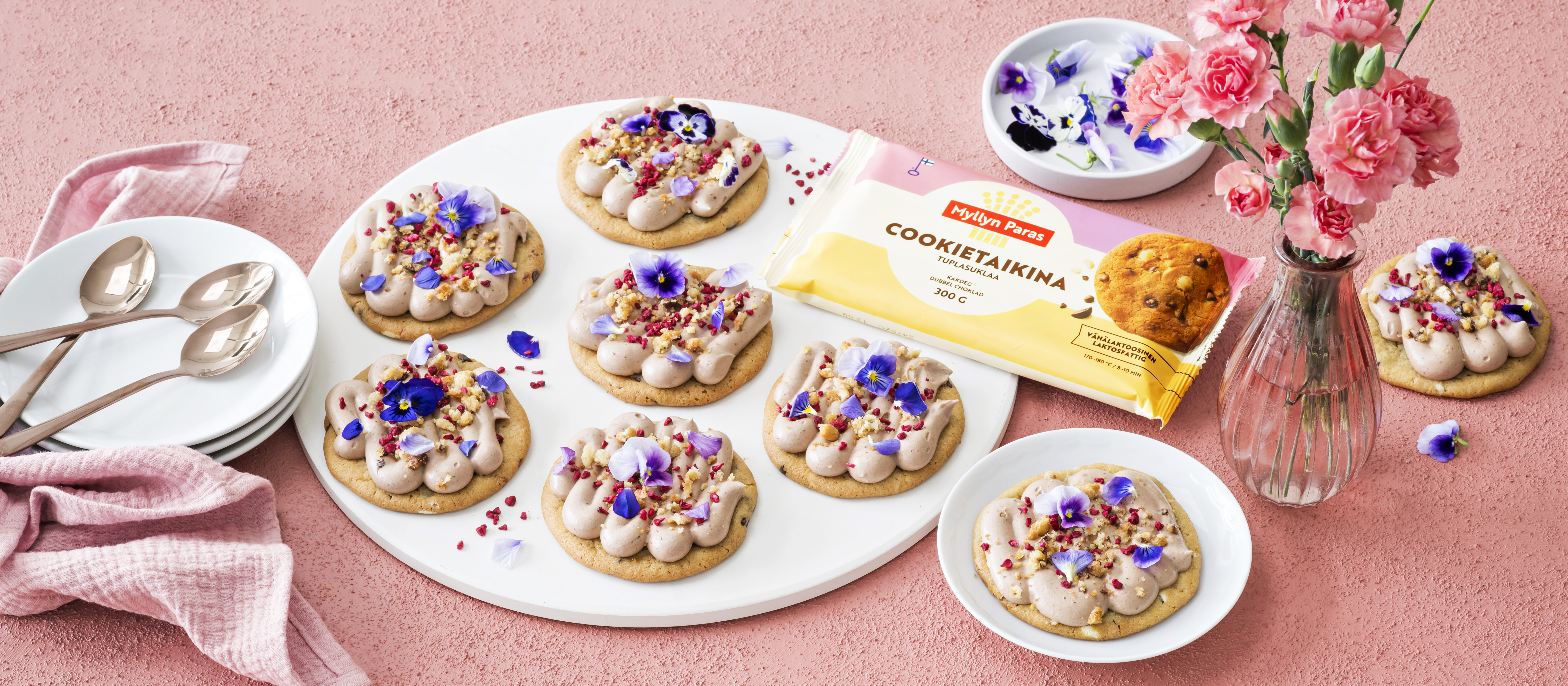 Crumble cookies suklaamoussella