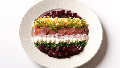 Matjessilliä, punajuurta ja ruskistettua voita