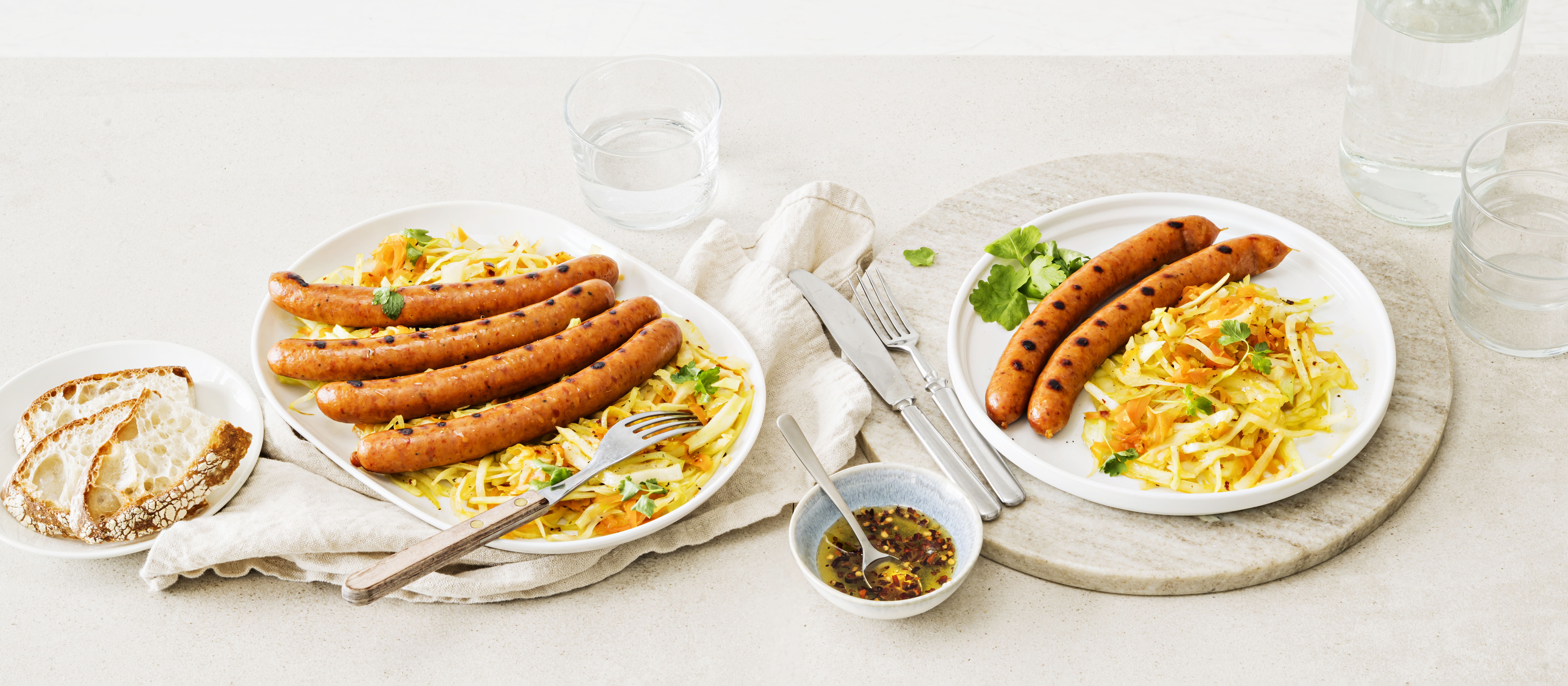 Grillattu coleslaw ja makkarat