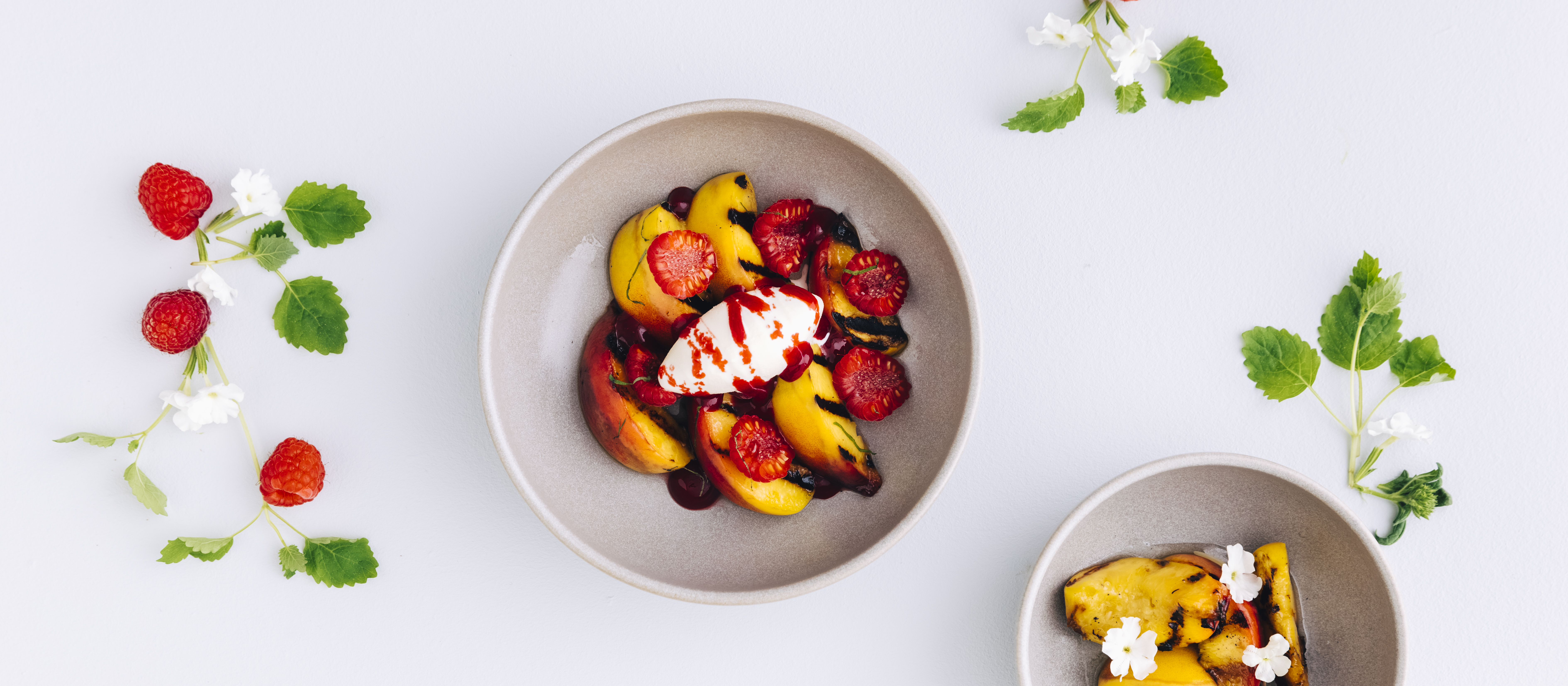 Grillatut persikat, vadelmaa ja vaniljajäätelöä