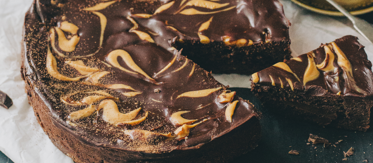Maapähkinävoi-suklaakakku