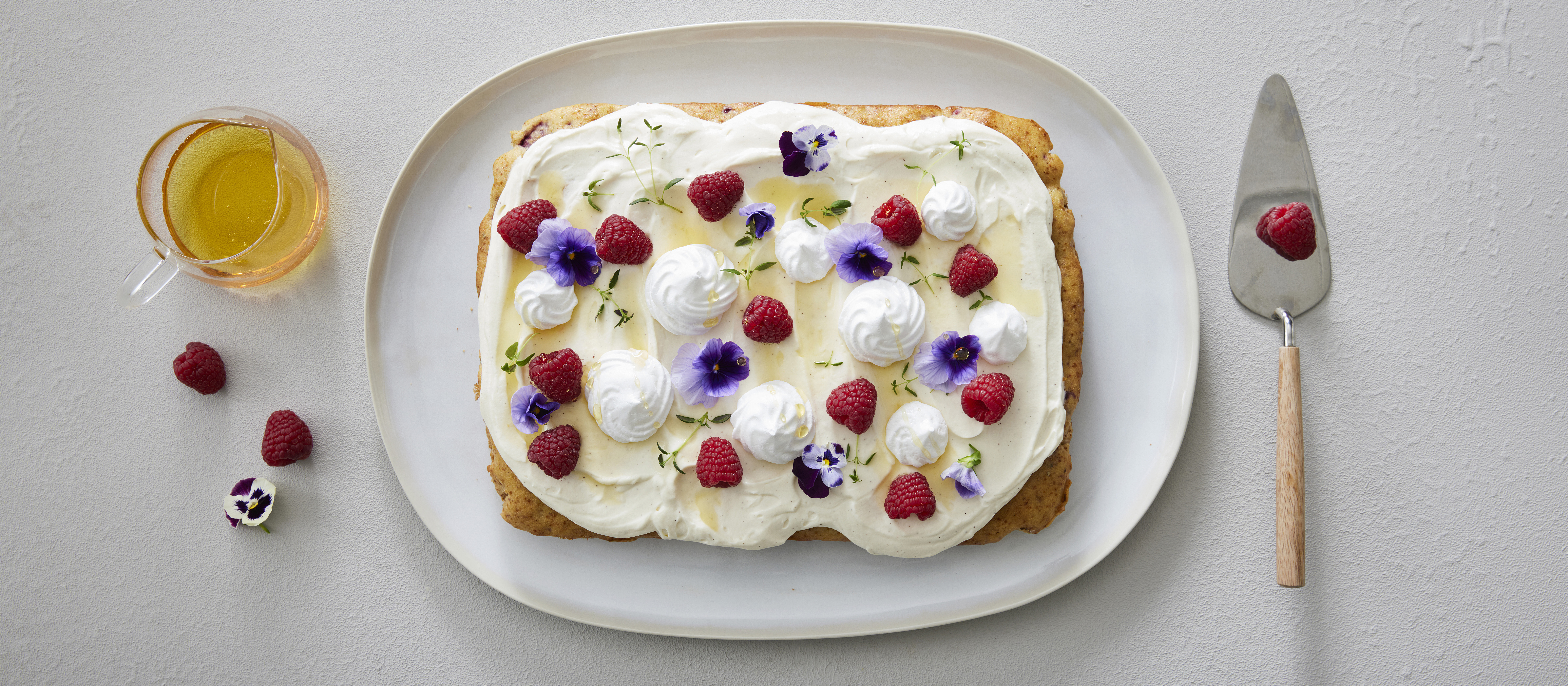 Helppo vadelmalevykakku