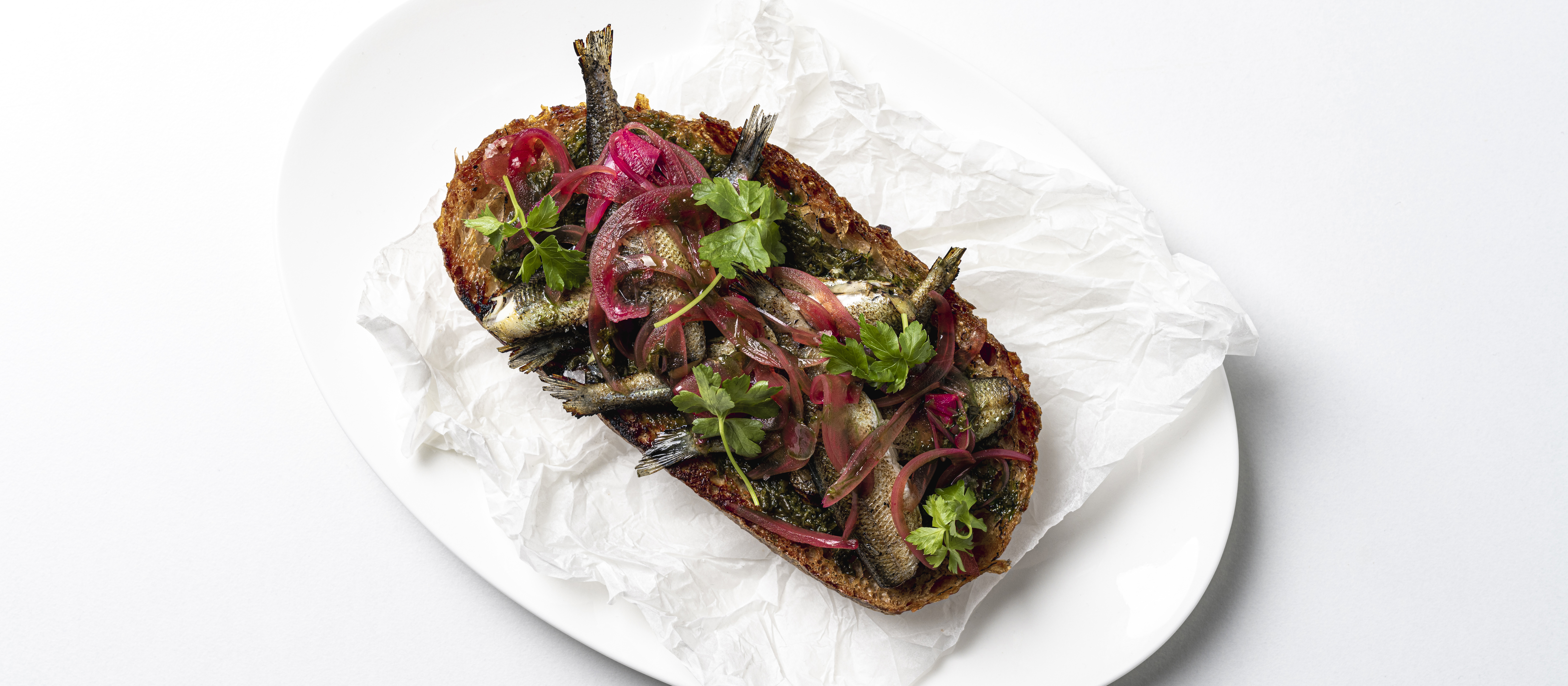 Hiillostettuja muikkuja, gremolataa ja hapanjuurileipää