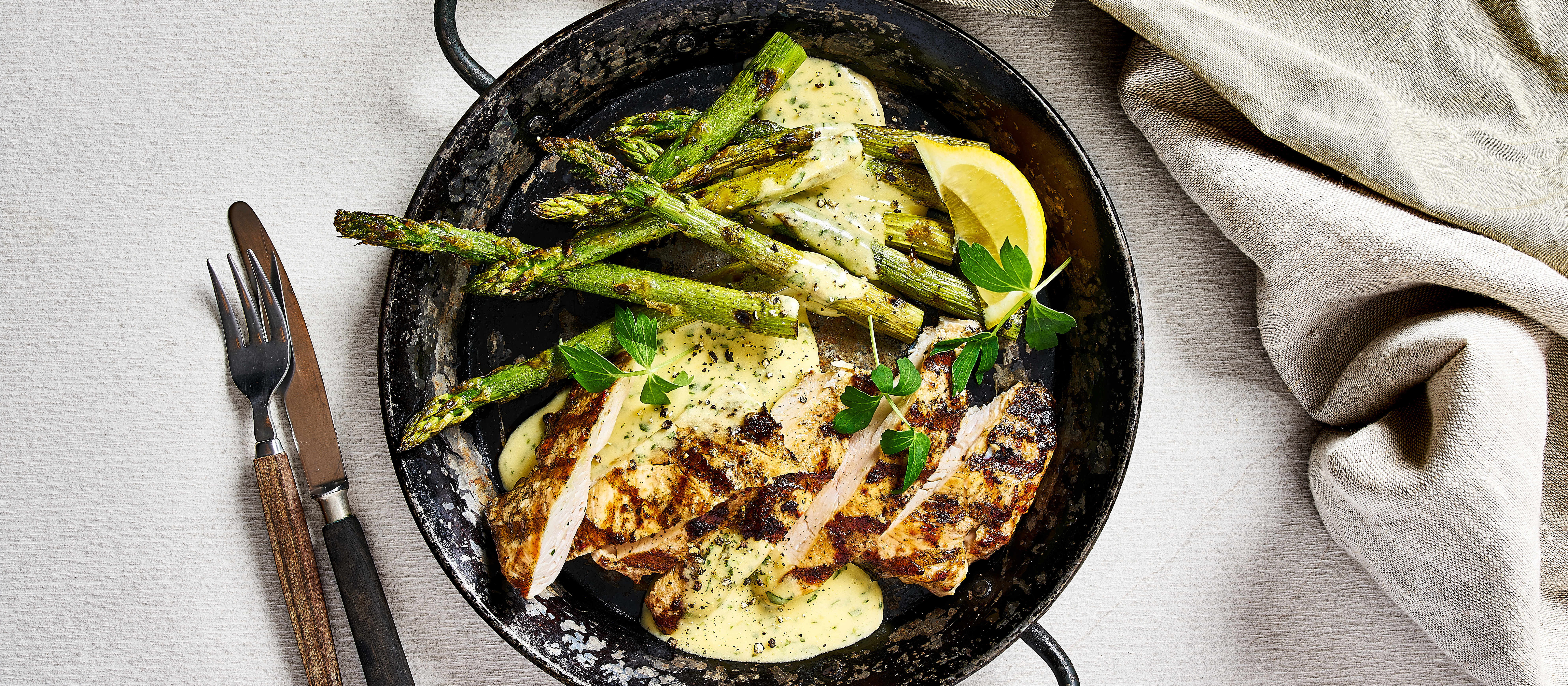 Grillattua kananpojan fileetä, grillattua parsaa ja lipstikka-bearnaisea