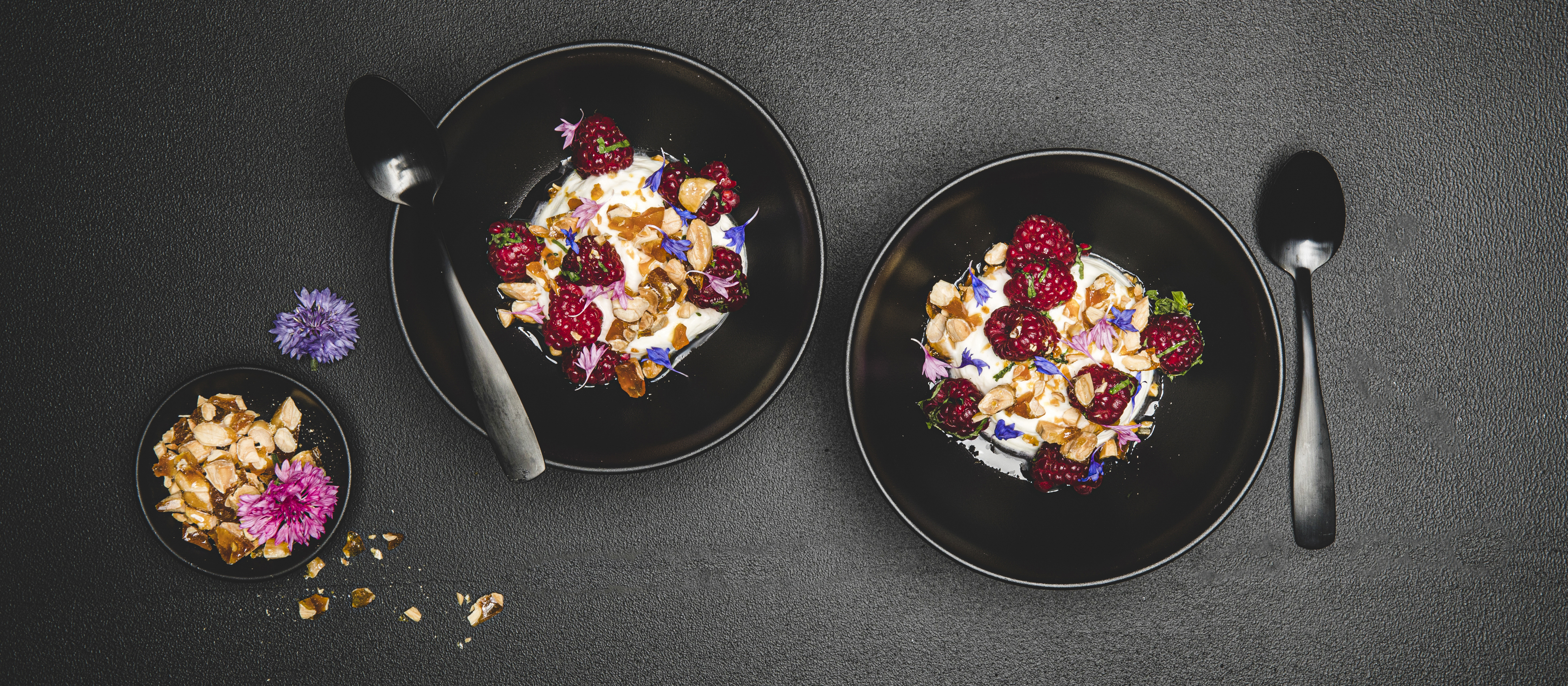 Jogurttimoussea, vadelmaa ja karamellisoitua pähkinää