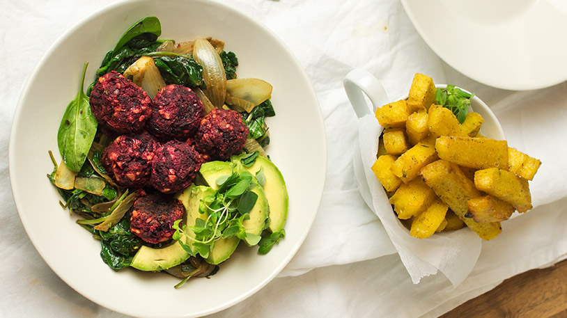 Punajuuri-pähkinäpyörykät ja lämmin pinaattilisäke