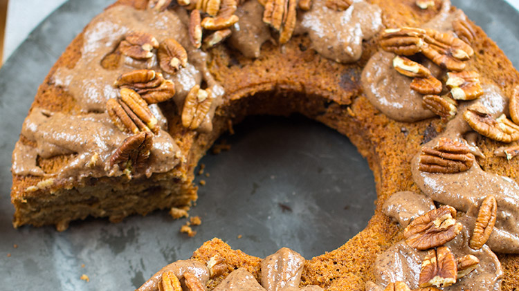 Banaani-taatelikakku