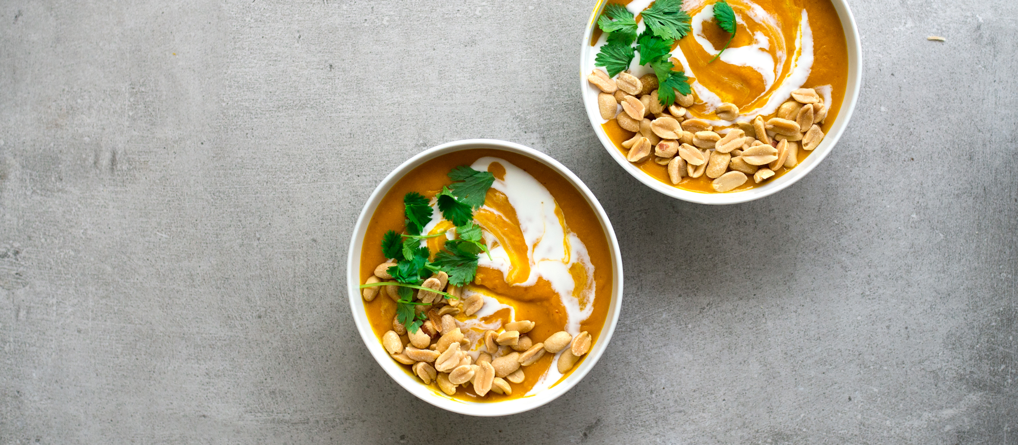 Mausteinen kurpitsa maapähkinäkeitto